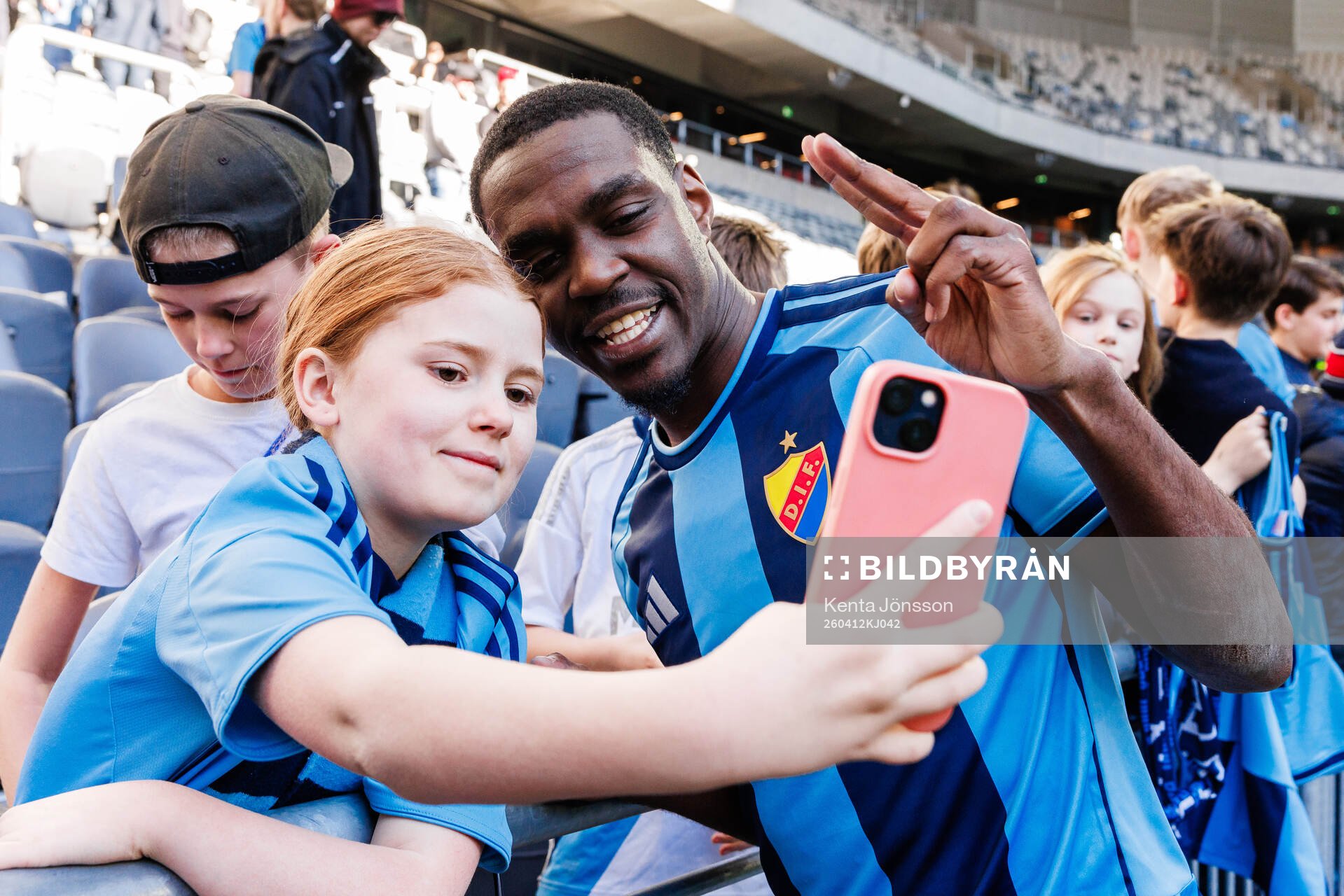 Djurgårdens Joel Asoro med supportrar