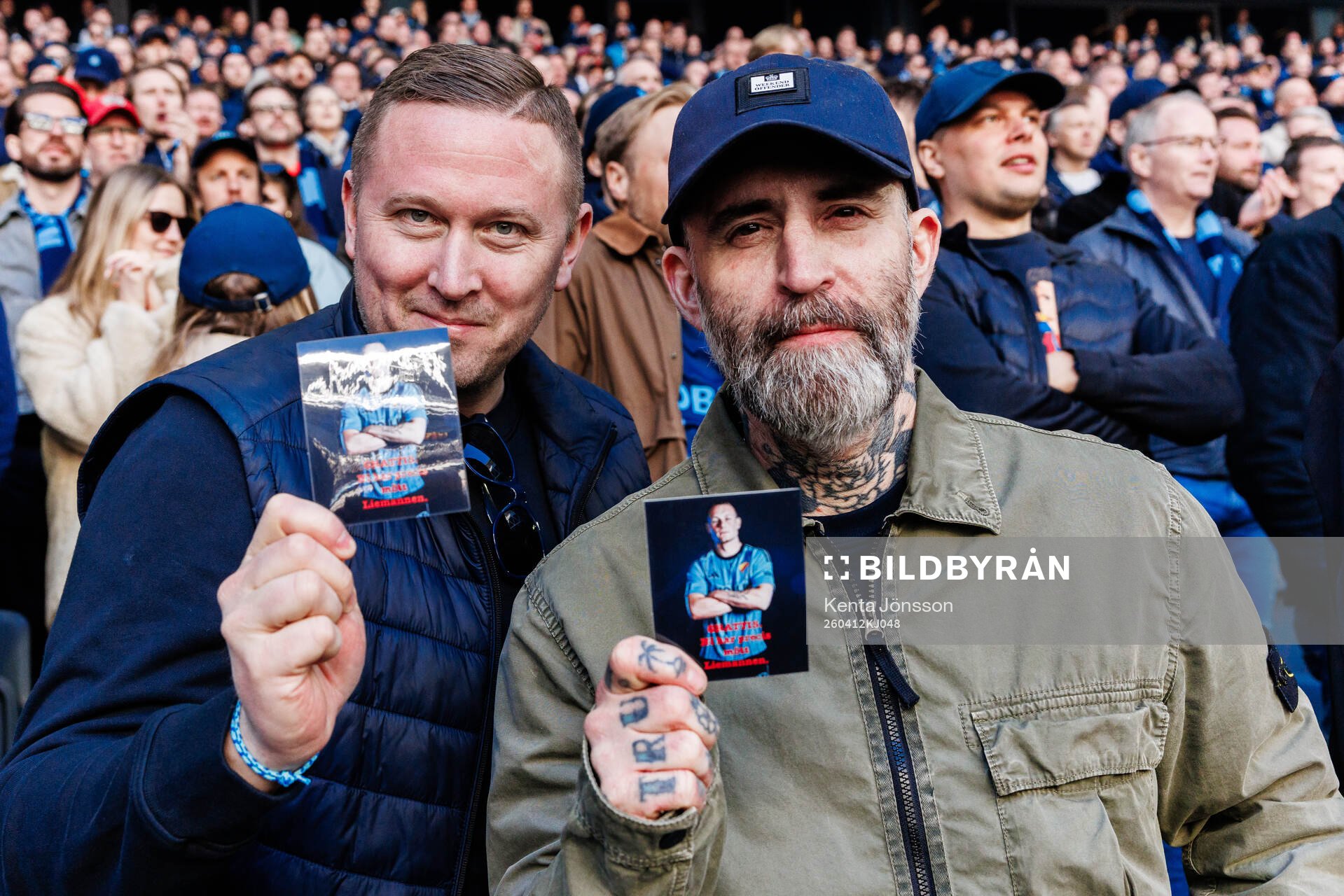 Djurgårdens supportrar med klistermärken förställande