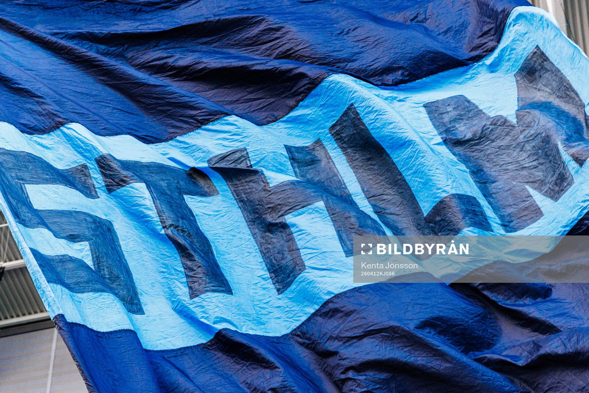 Djurgårdens supportrar med en flagga