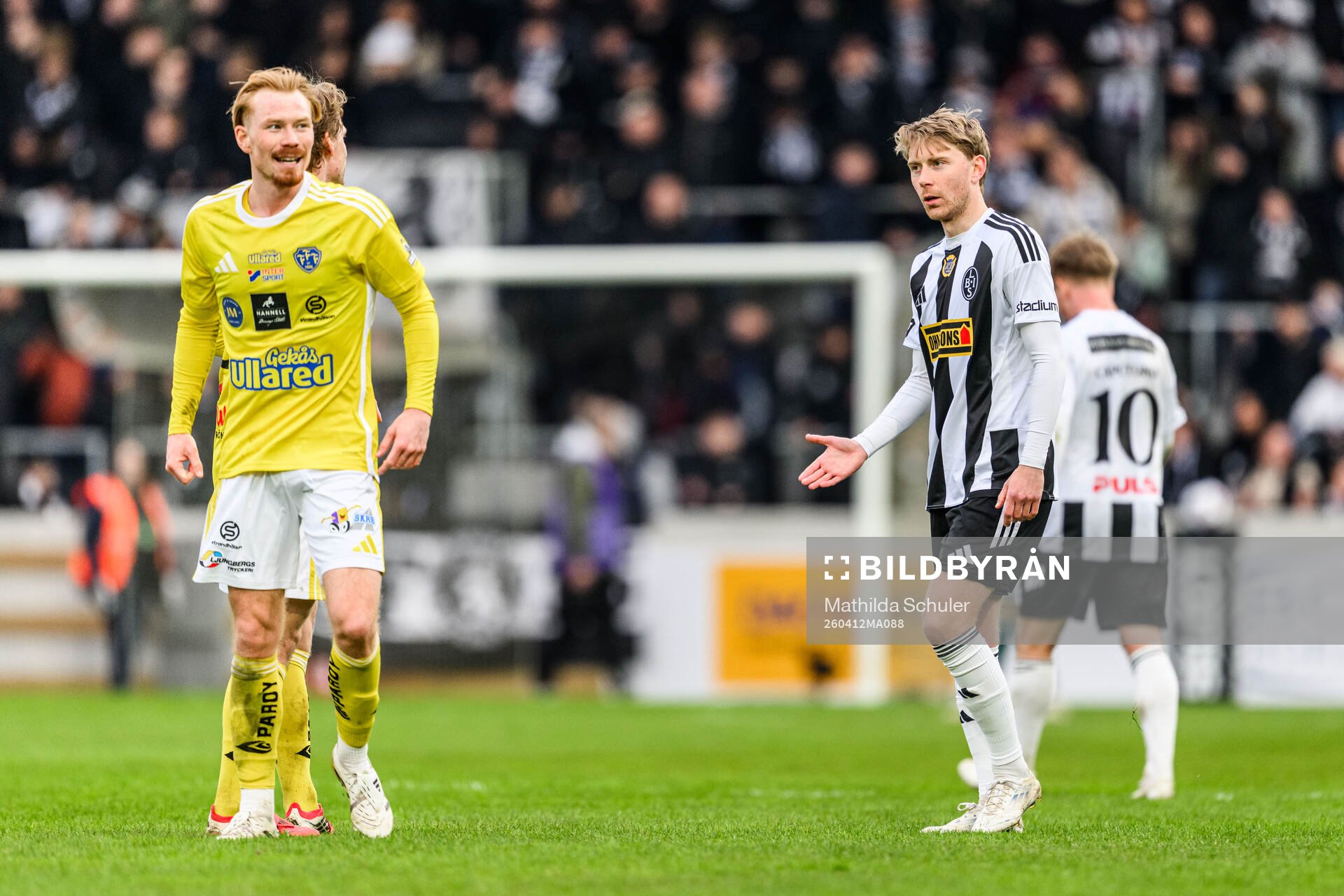 Falkenbergs Linus Borgström jublar och Landskronas Adam