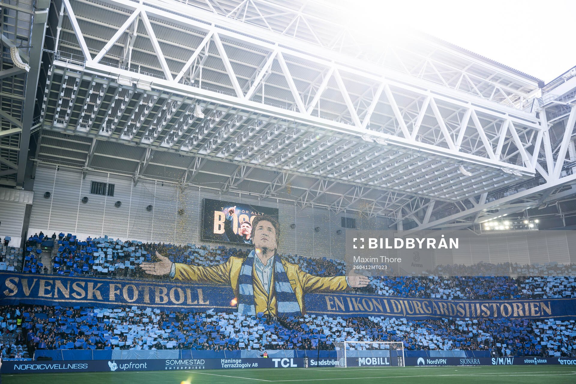 Djurgårdens supportrar med ett tifo tillägnat sportchef
