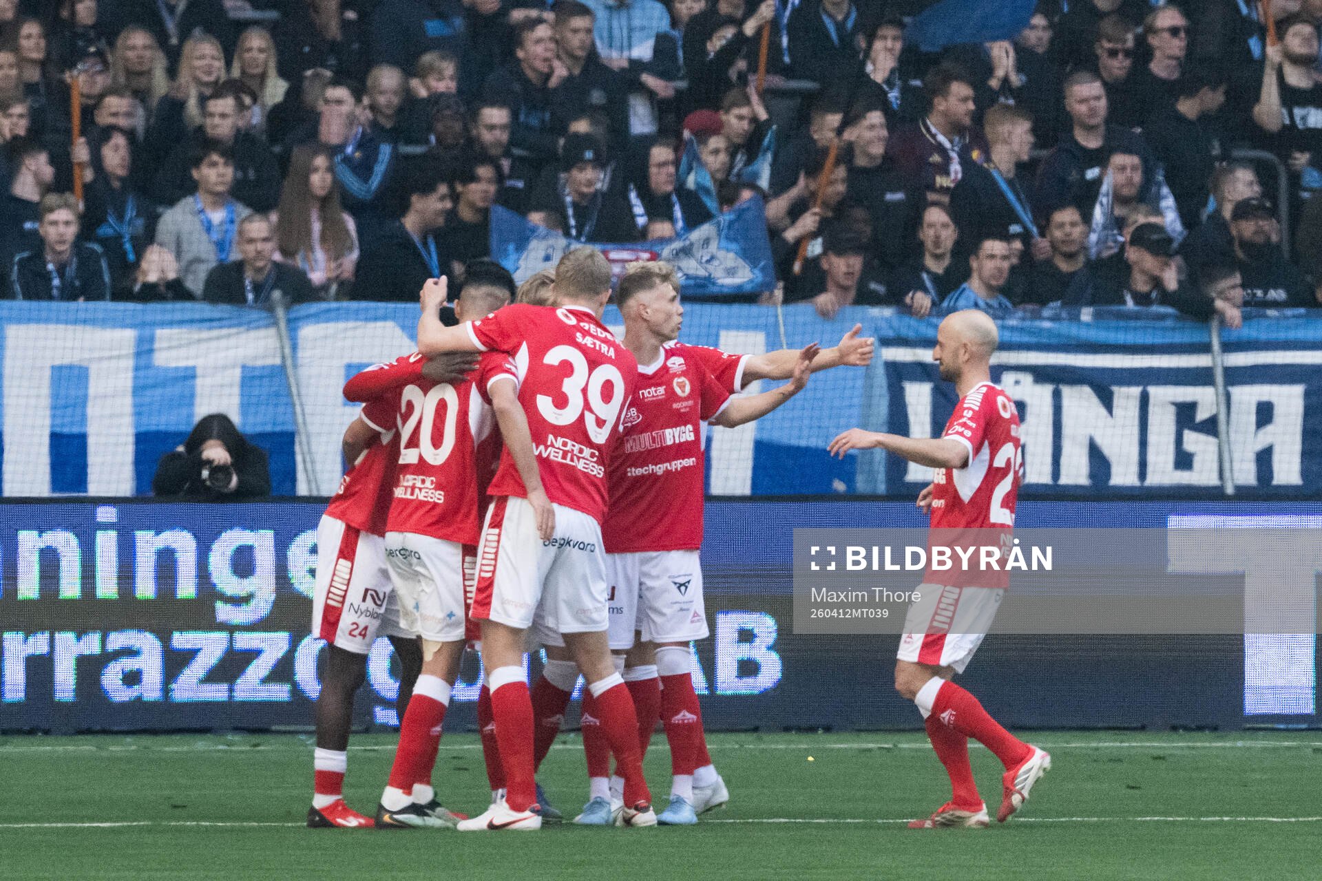 Kalmars Achraf Dari jublar med lagkamrater