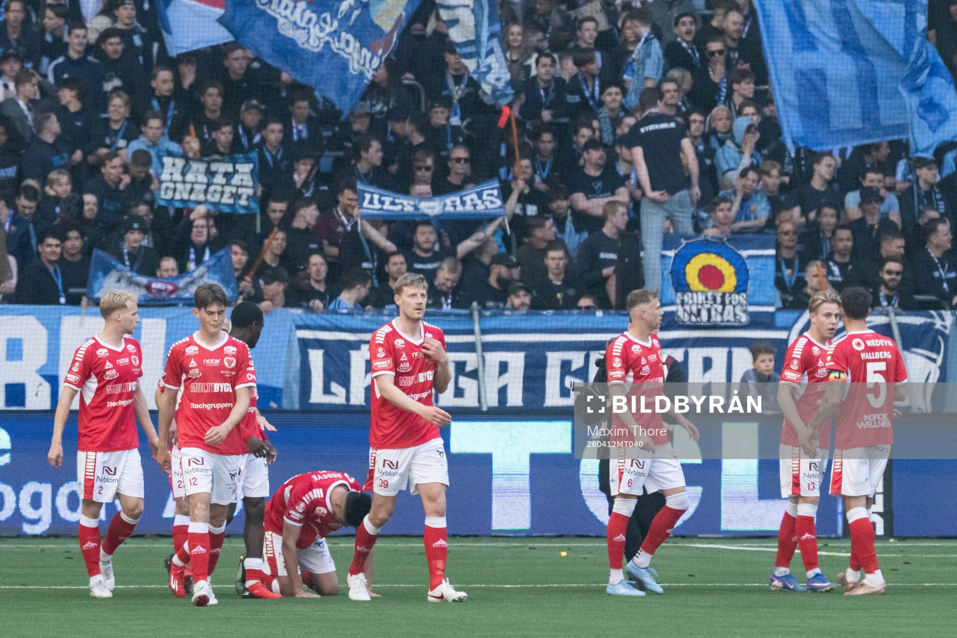 Kalmars Achraf Dari jublar med lagkamrater