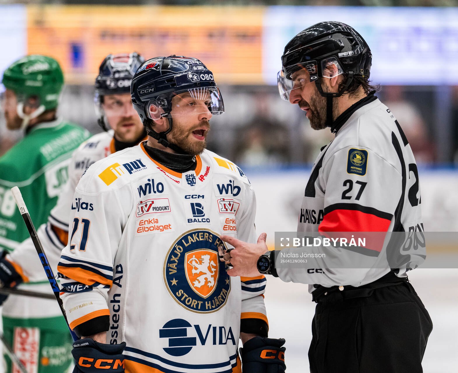 Växjös Brian Cooper i samtal med domaren och