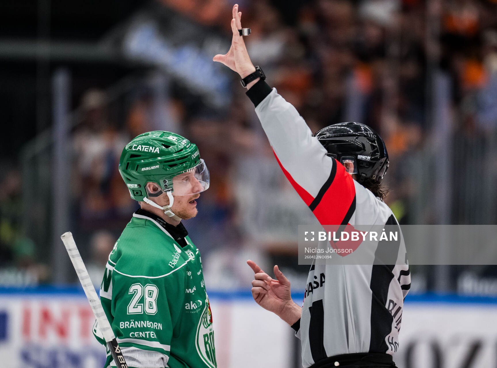 Rögles Anton Bengtsson i samtal med domaren
