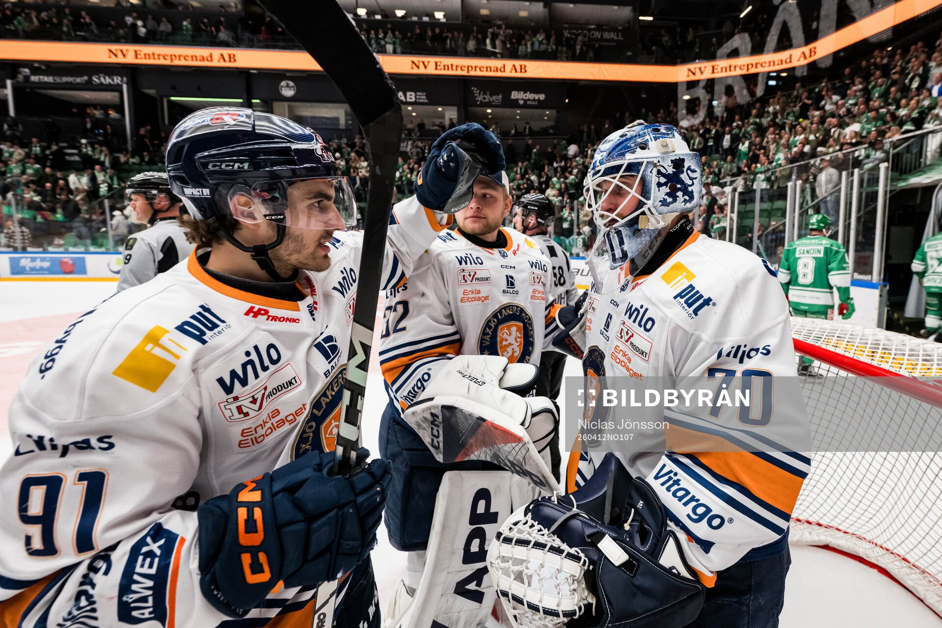 Växjös Felix Robert och målvakt Adam Åhman jublar