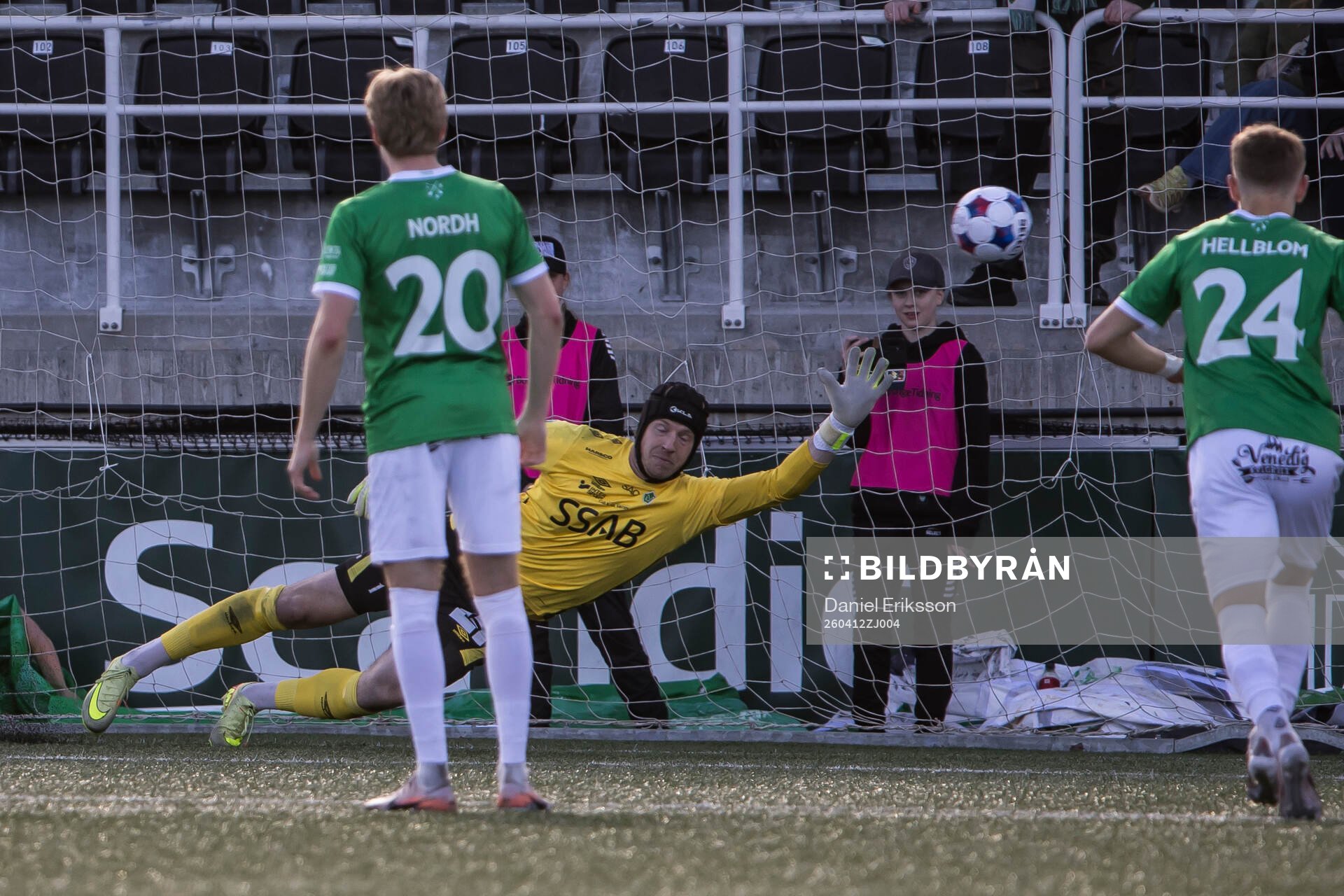3-4 bakom Brages målvakt Viktor Frodig