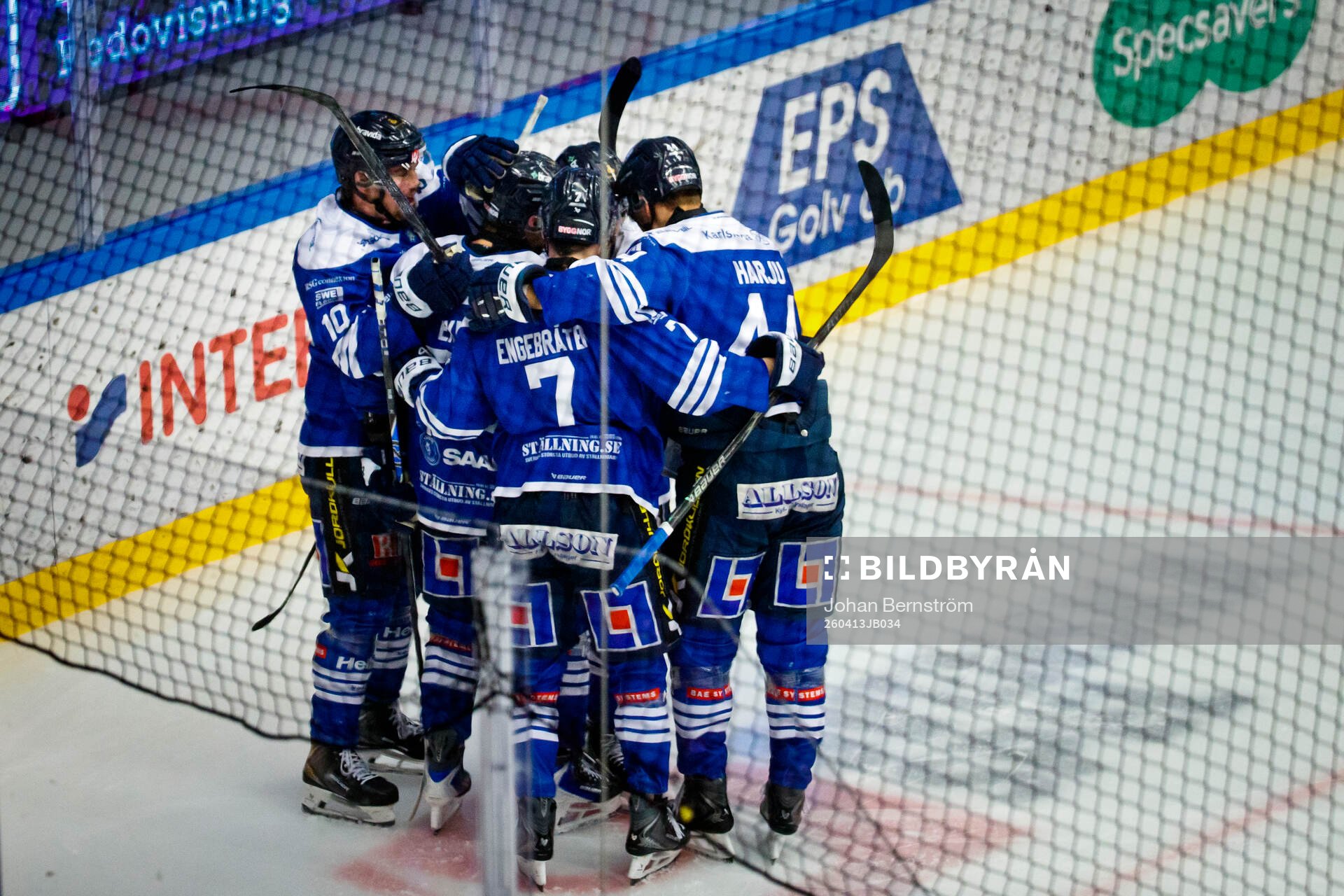 Jubel vid Karlskogas 2-1 mål av Oliver Eklind