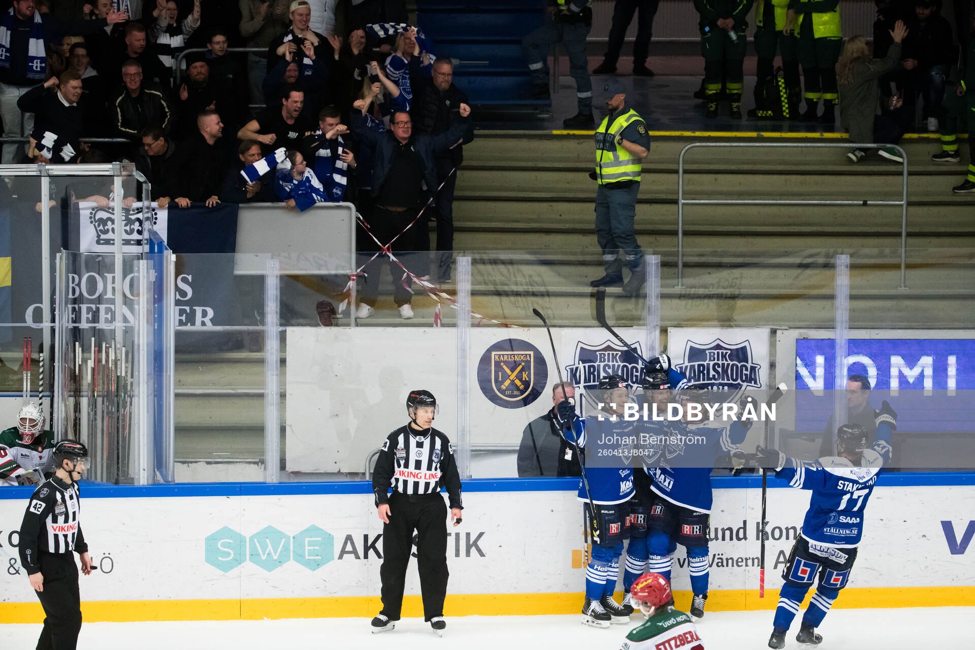 Karlskogas Oliver Eklind jublar med lagkamrater