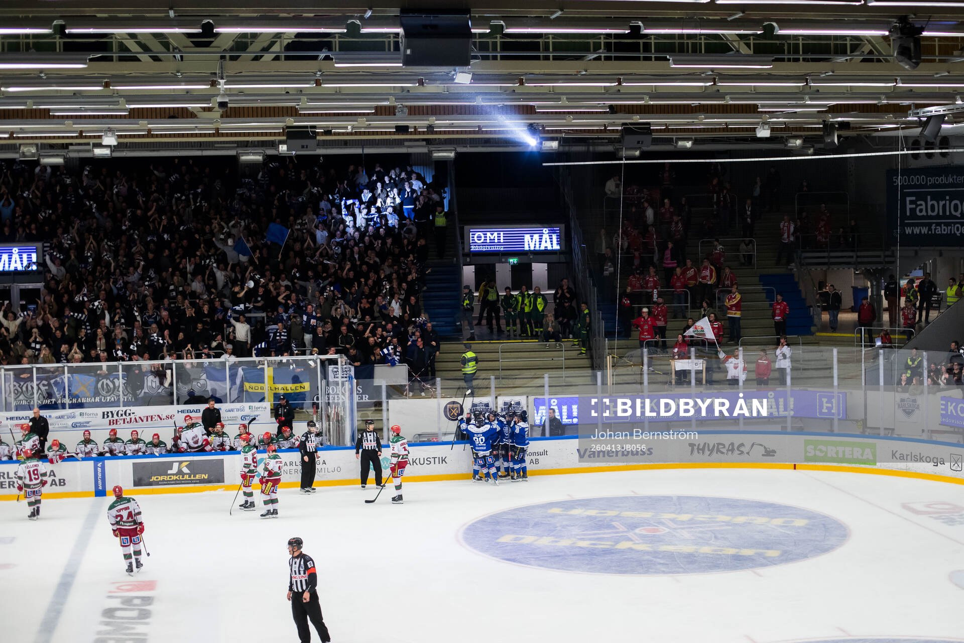 Karlskogas Oliver Eklind jublar med lagkamrater