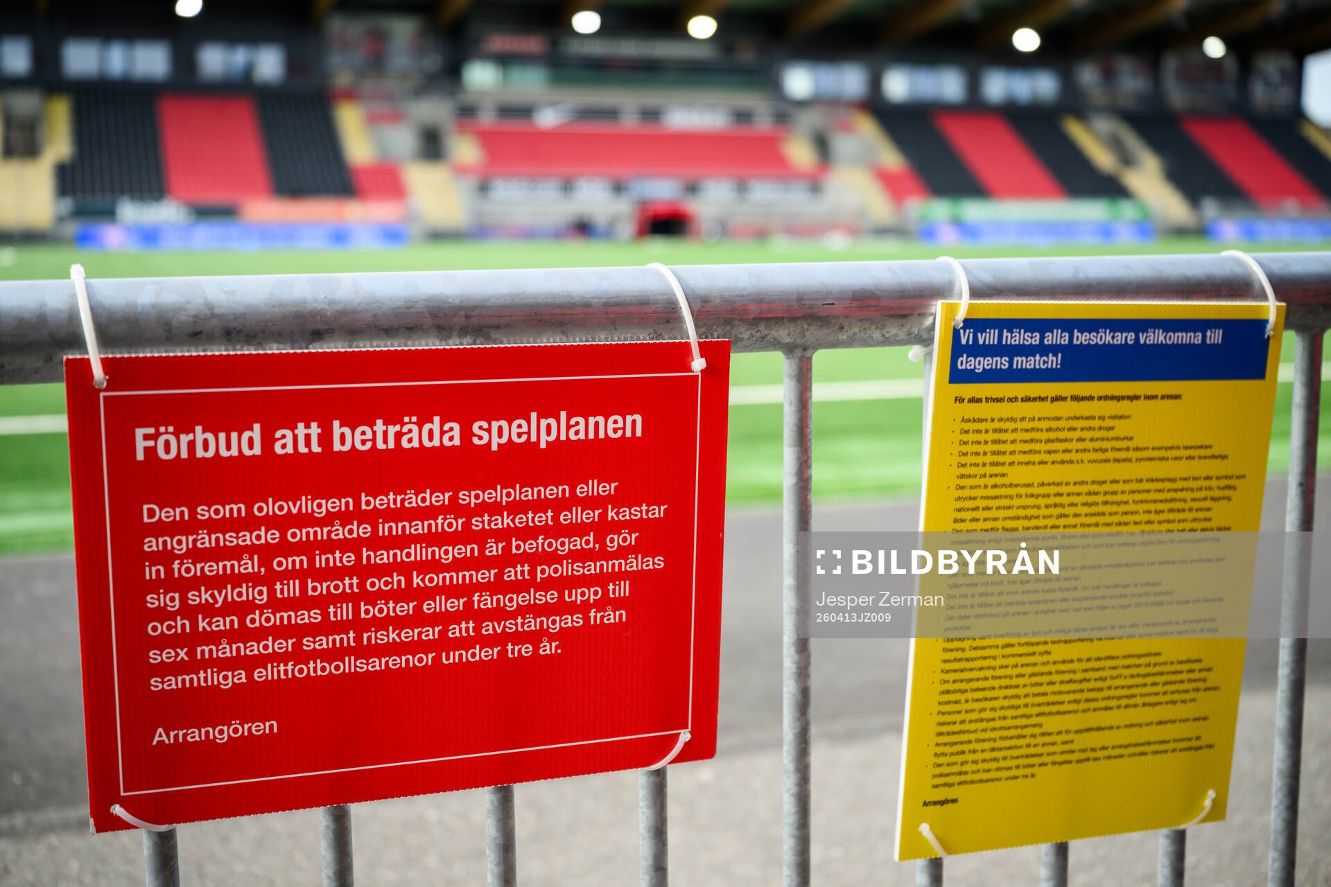 Skyltar om förbud att beträda spelplanen