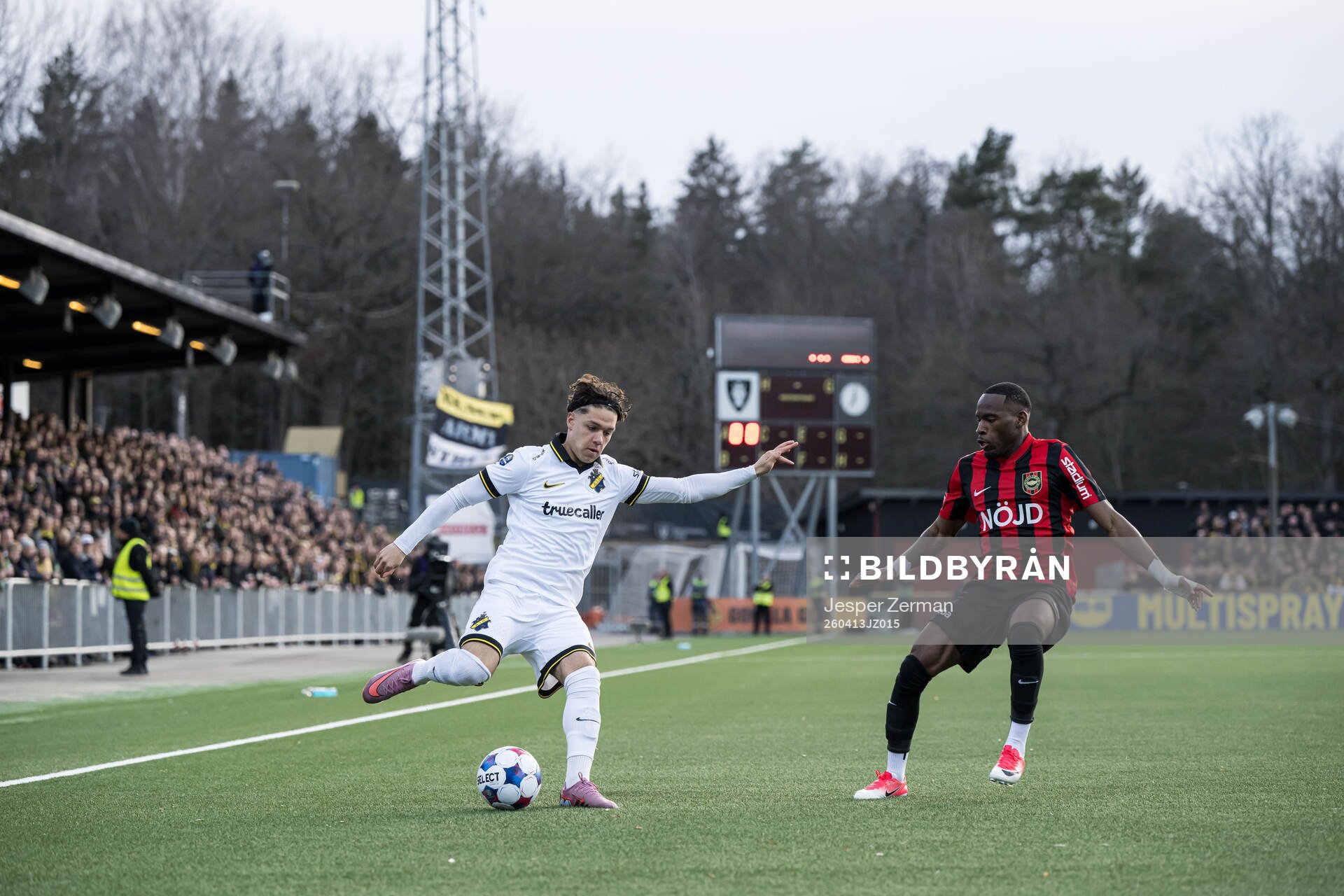 AIKs Charlie Pavey och Brommapojkarnas Obilor Denzel Okeke