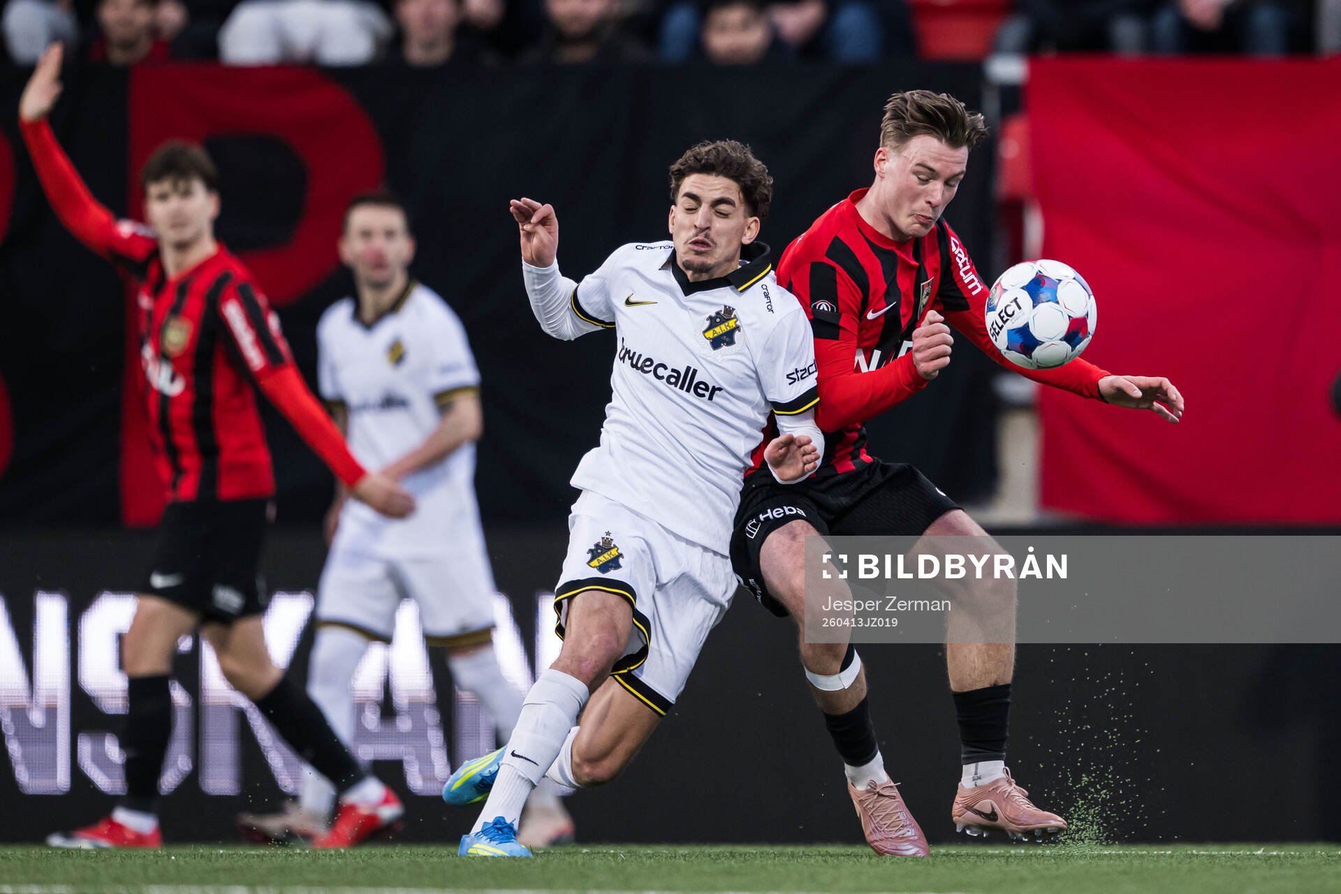 AIKs Taha Ayari och Brommapojkarnas Kaare Brøckner Barslund