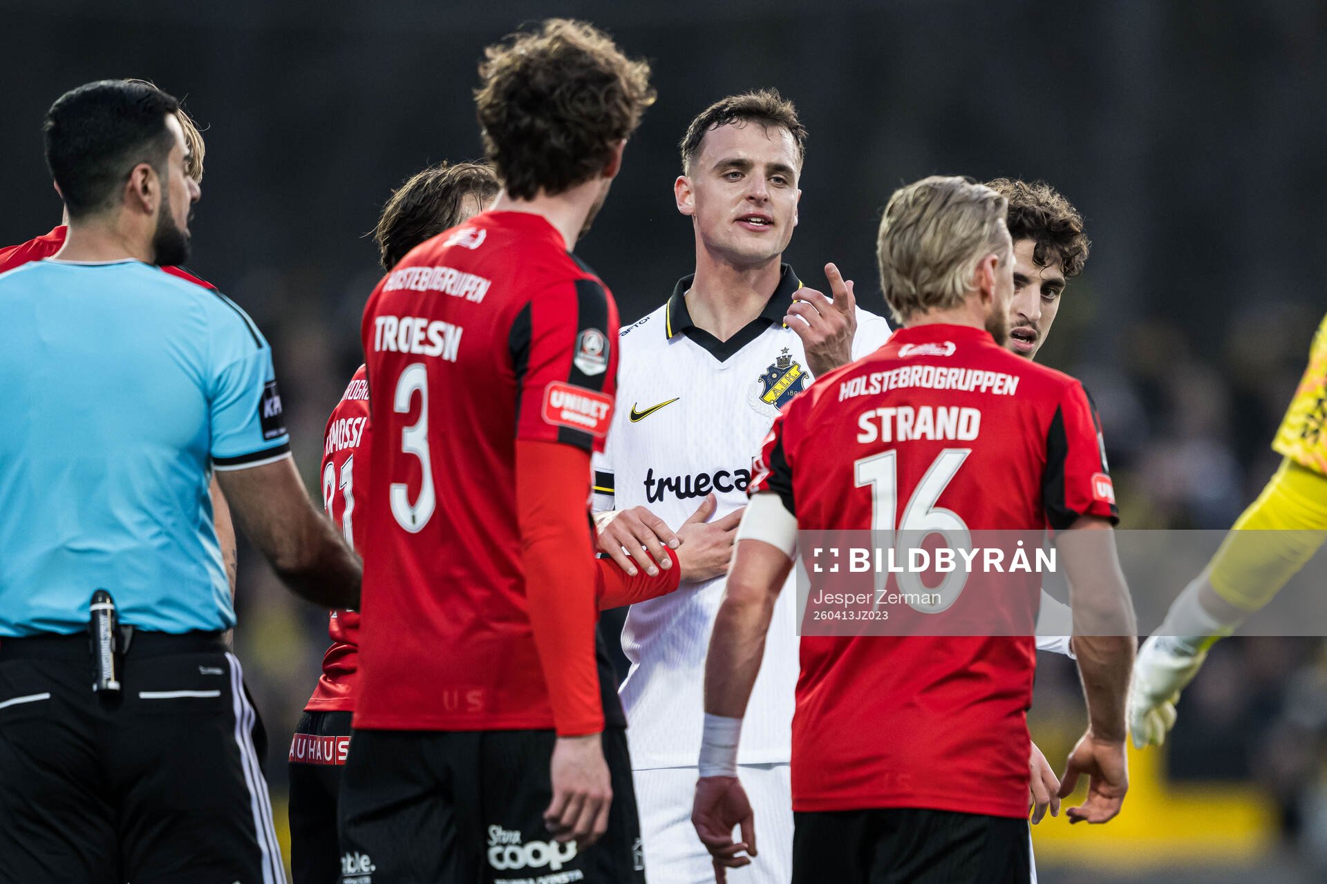 AIKs Áron Csongvai och Brommapojkarnas Simon Strand