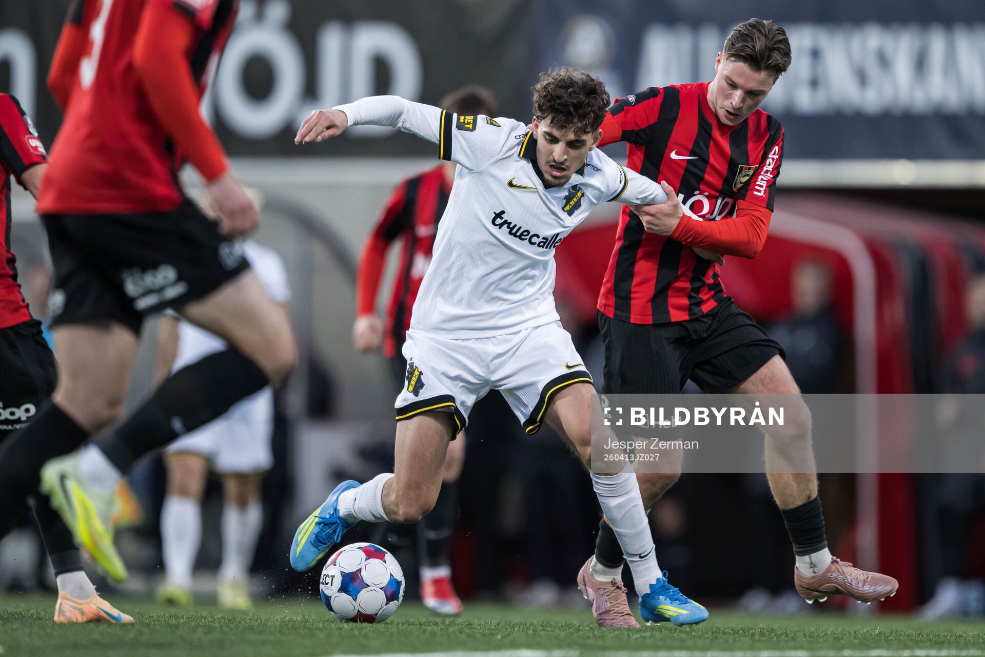 AIKs Taha Ayari och Brommapojkarnas Kaare Brøckner Barslund