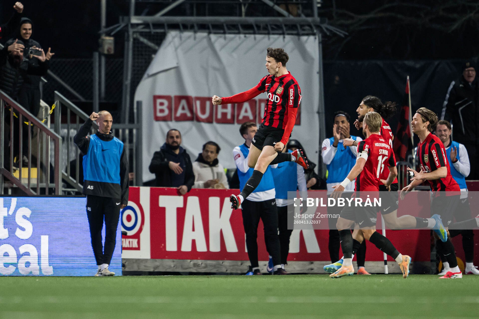 Brommapojkarnas Mads Kristian Hansen jublar