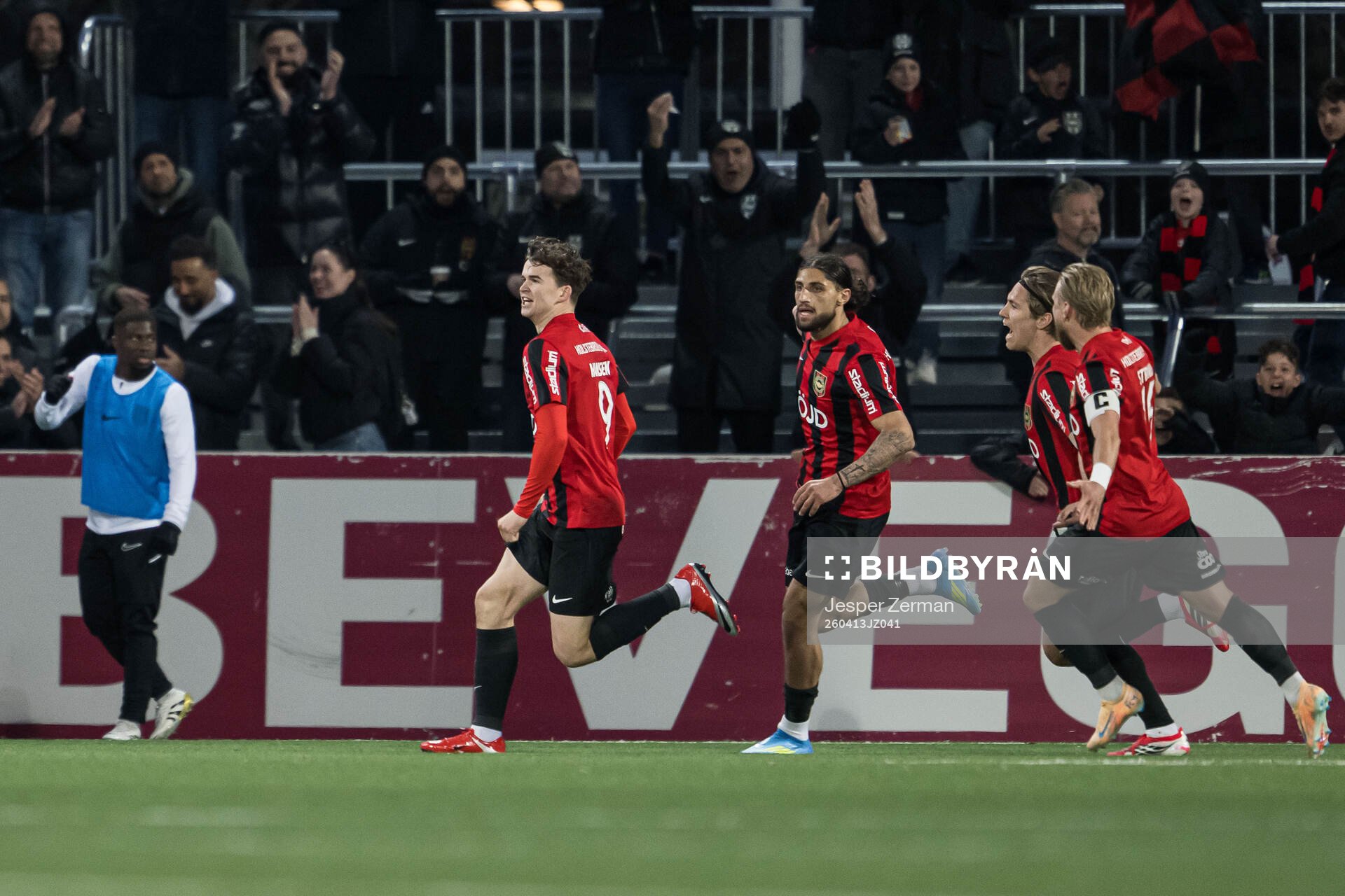 Brommapojkarnas Mads Kristian Hansen jublar