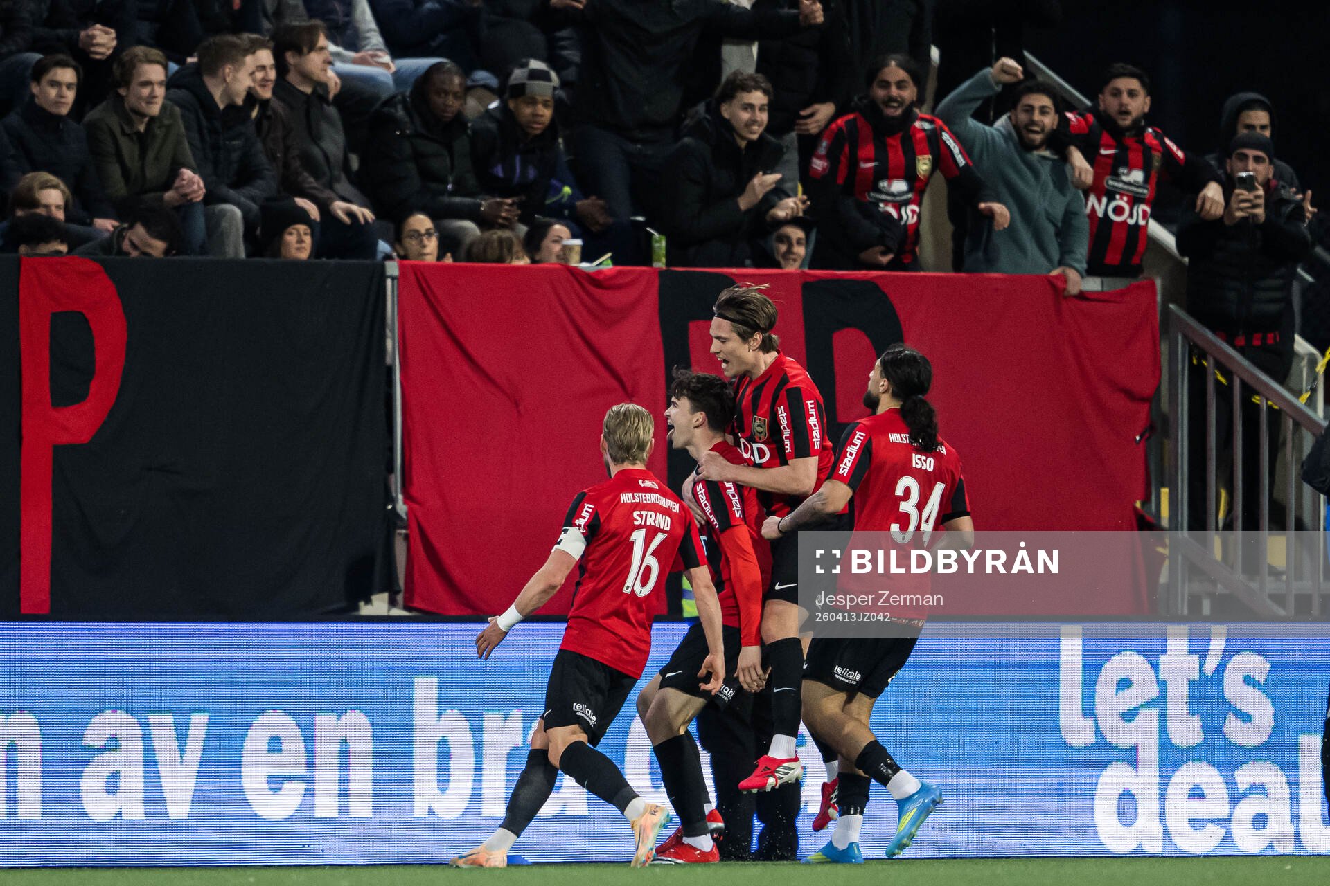Brommapojkarnas Mads Kristian Hansen jublar