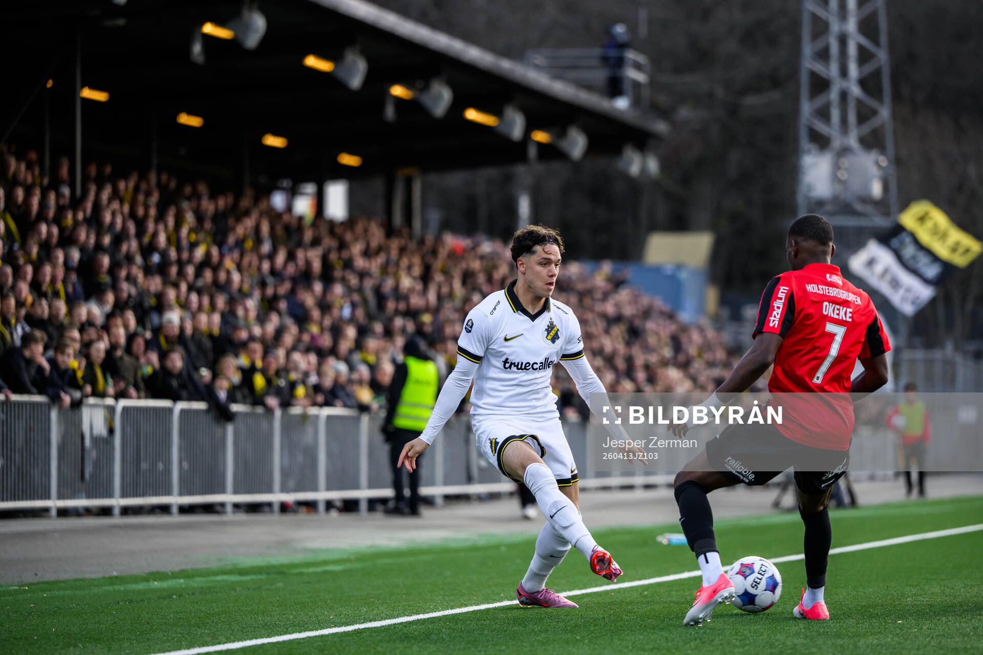 AIKs Charlie Pavey och Brommapojkarnas Obilor Denzel Okeke