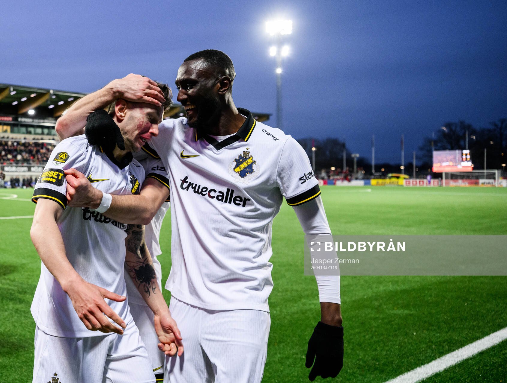 AIKs Bersant Celina och Ibrahim Cisse jublar