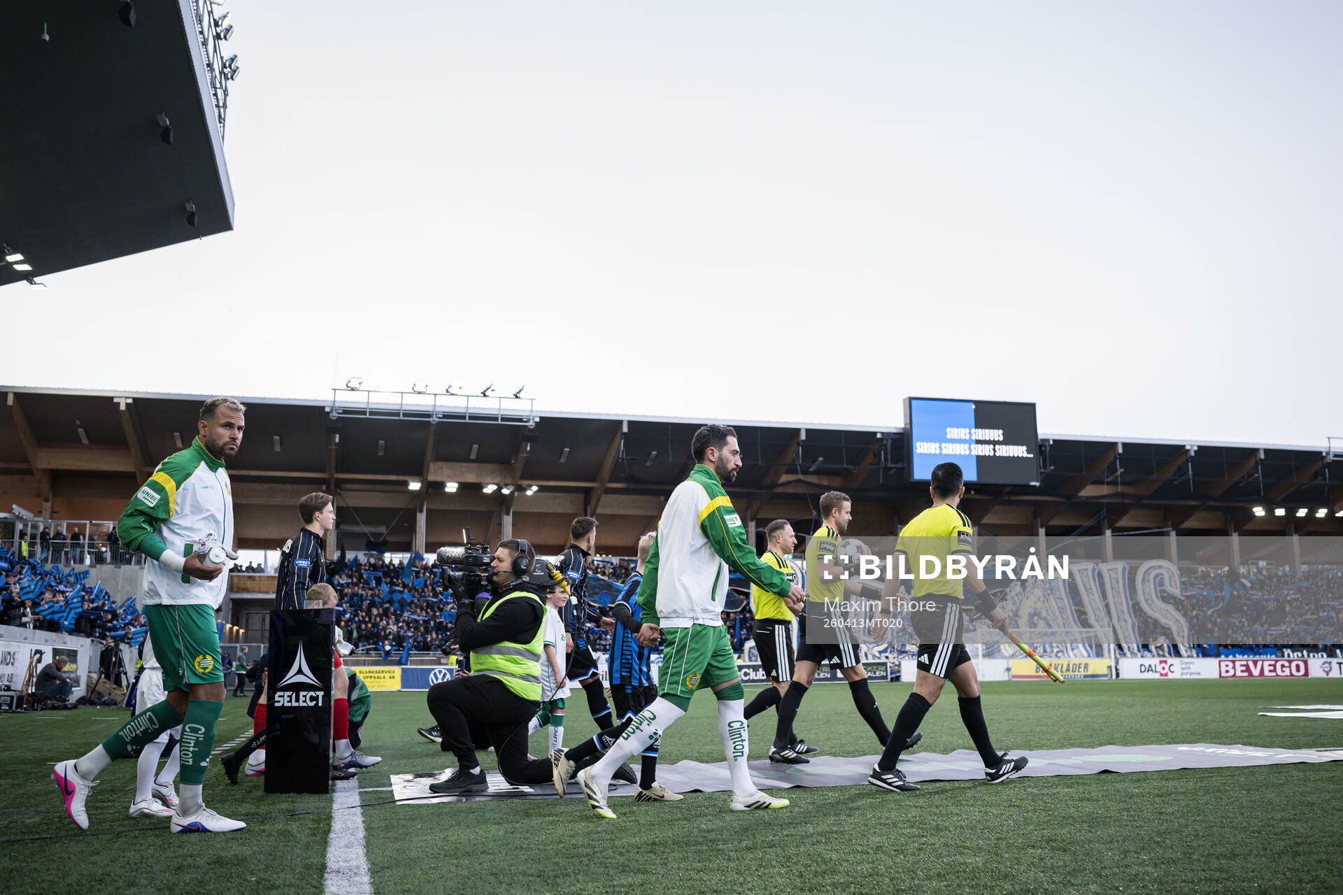 Sirius och Hammarbys spelare gör entré