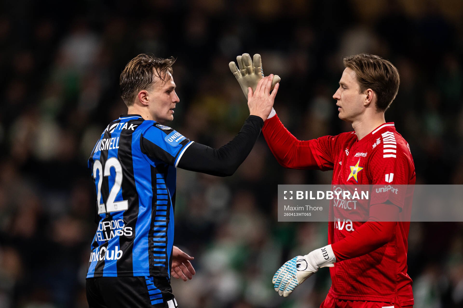 Sirius Oscar Krusnell och målvakt David Celic jublar