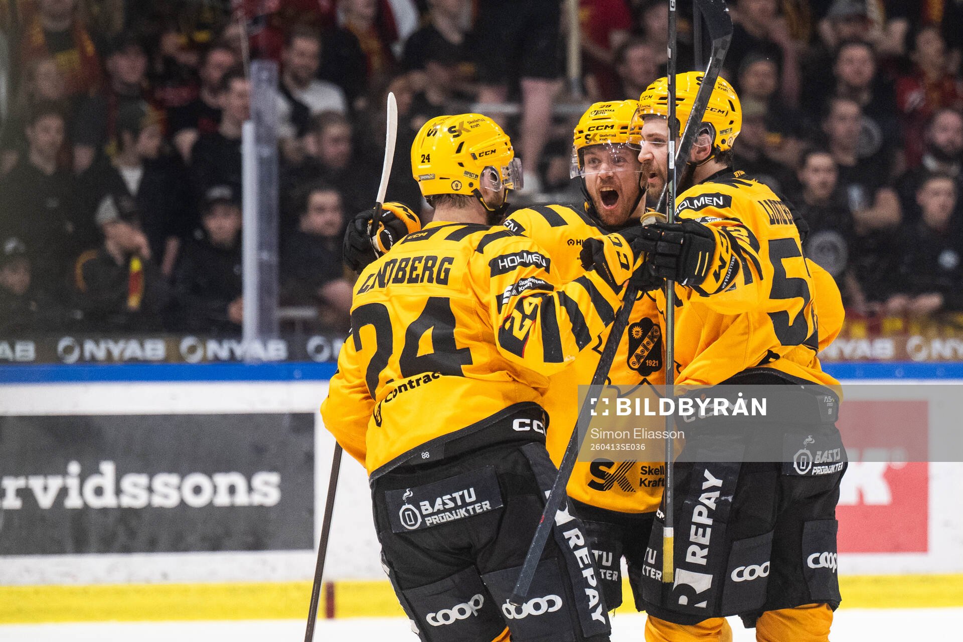 Skellefteås Mikkel Aagaard och Arvid Lundberg jublar