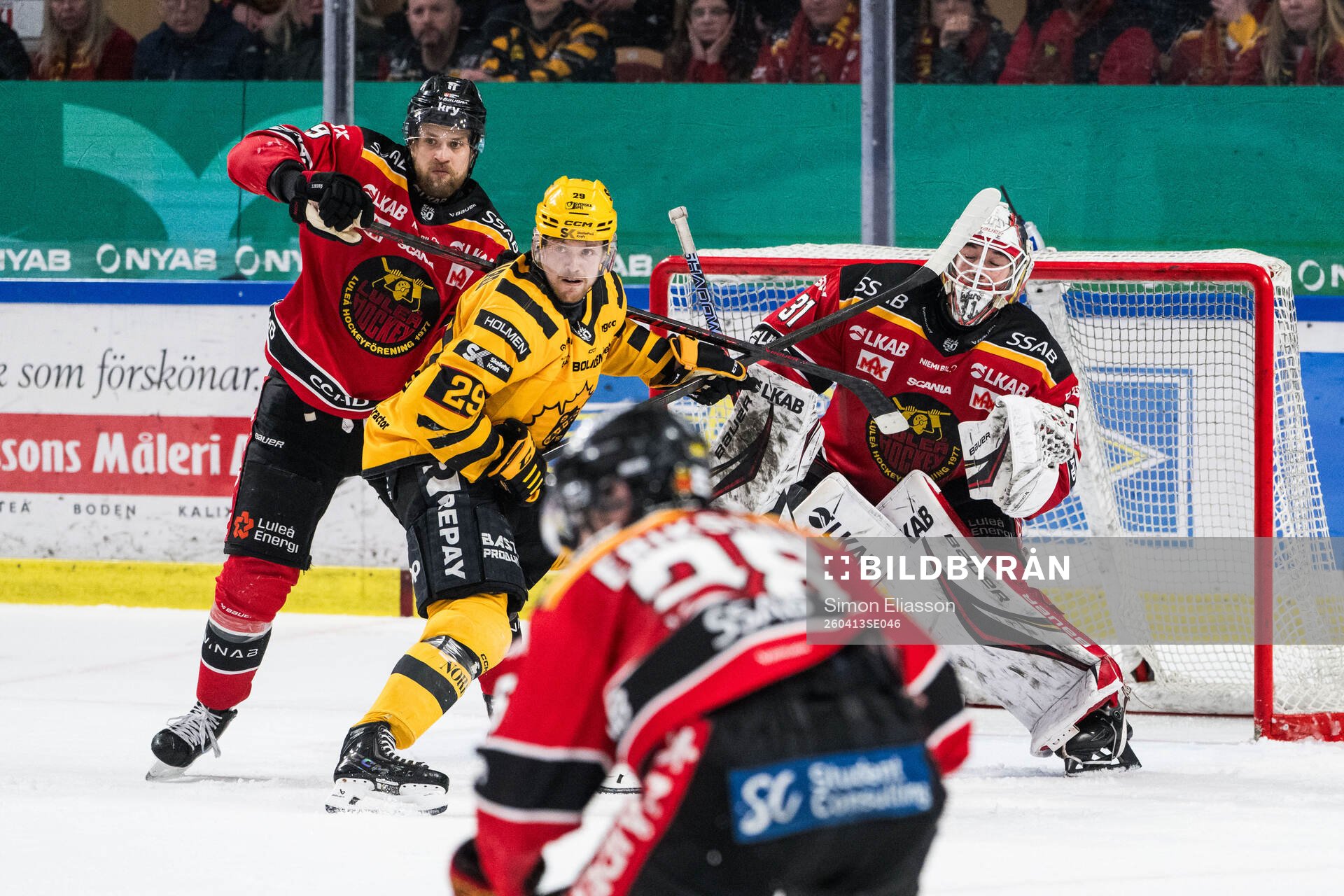 Luleås Heikki Liedes och målvakt Matteus Ward mot