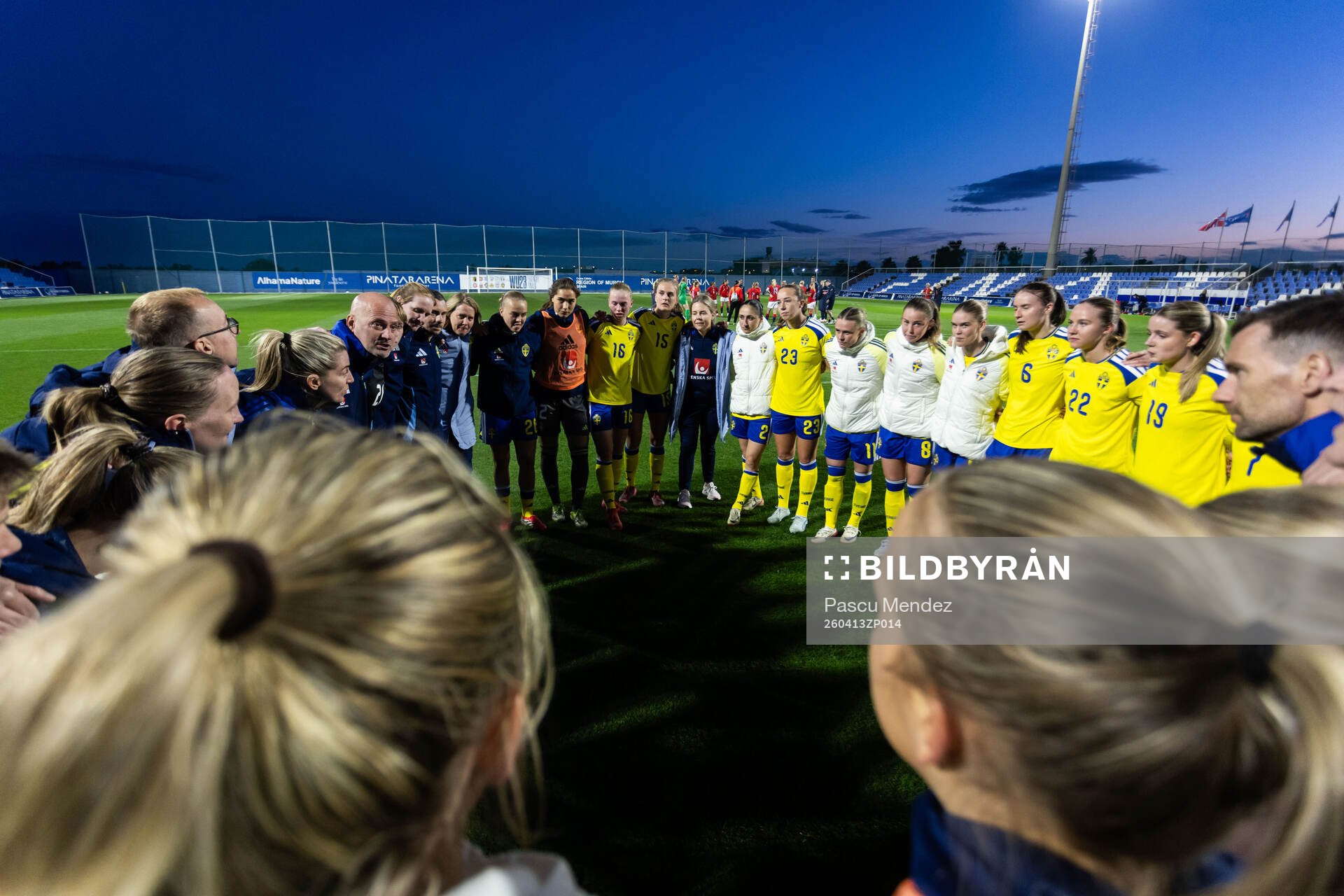 Head coach Magnus Wikman and players of Sweden