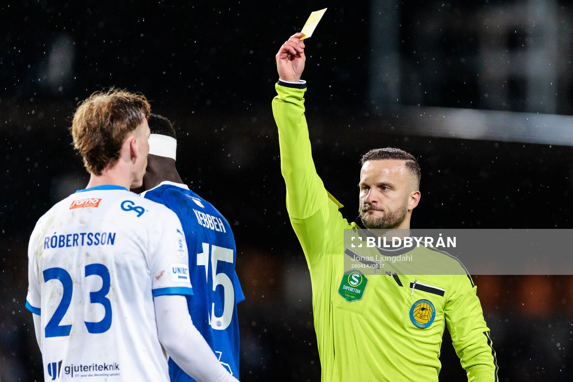 IFK Värnamos Logi Hrafn Robertsson får gult kort
