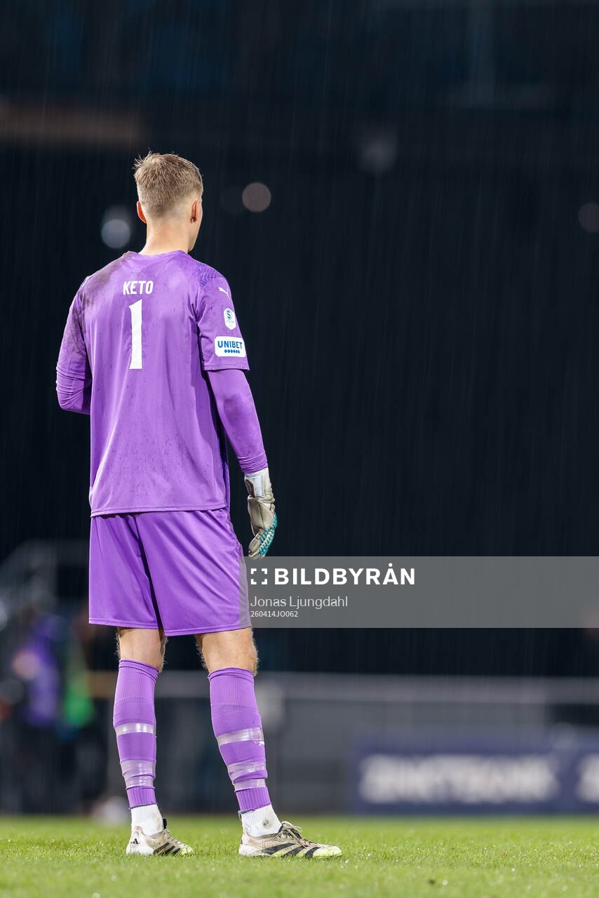 IFK Värnamos målvakt Hugo Keto i regn