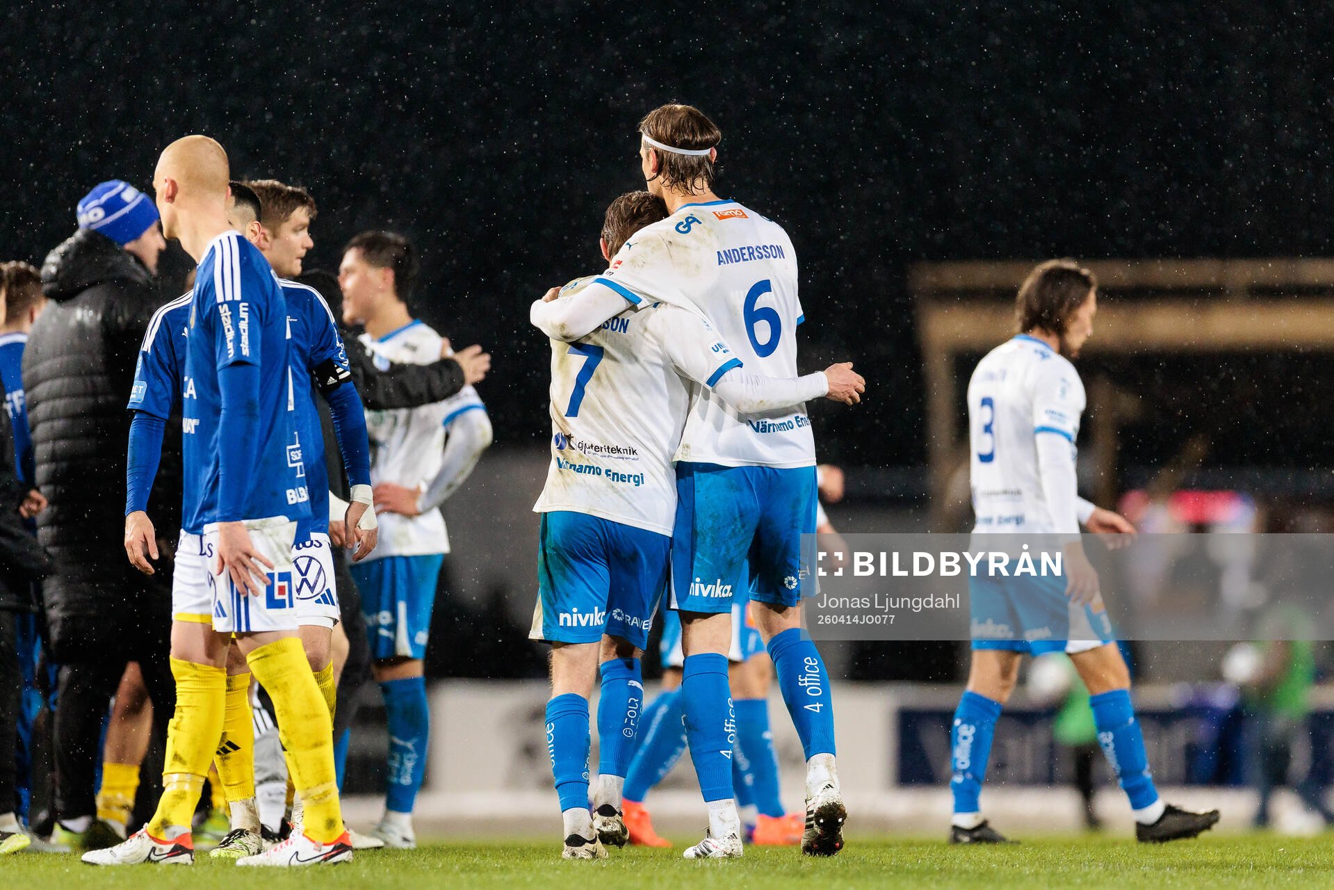 IFK Värnamos Carl Johansson och Hugo Andersson jublar