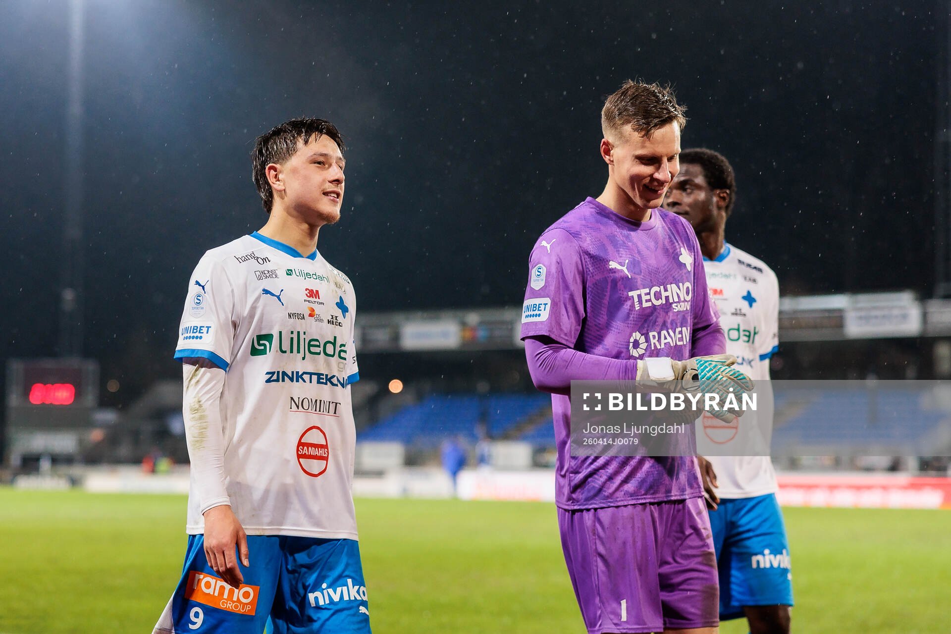 IFK Värnamos Kai Meriluoto och målvakt Hugo Keto jublar