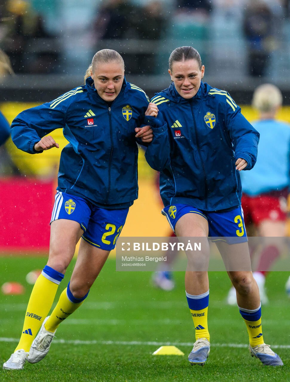 Elma Junttila Nelhage and Sofia Reidy of Sweden