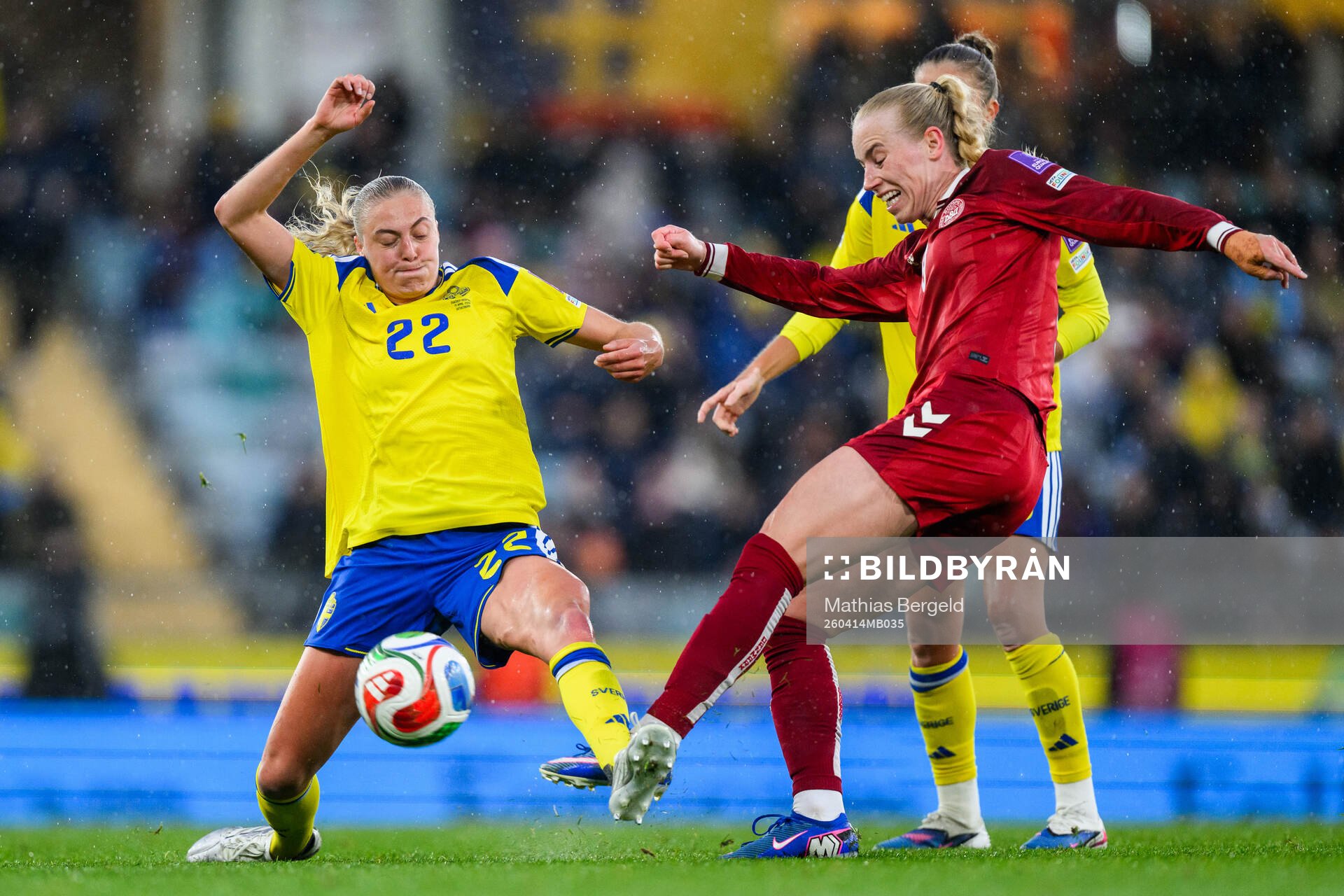 Elma Junttila Nelhage of Sweden and Amalie Vangsgaard of