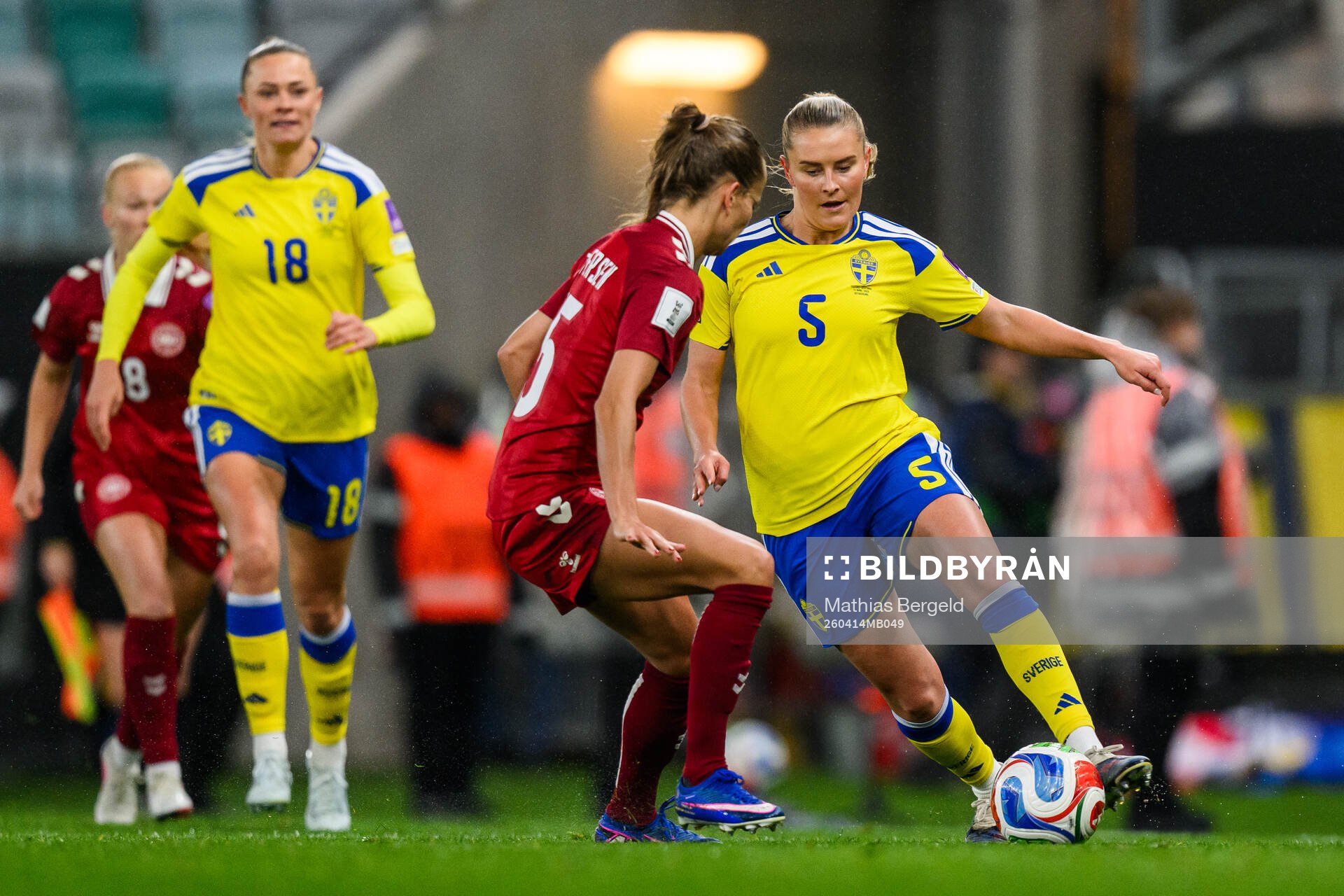 Fridolina Rolfö and Amanda Nildén of Sweden