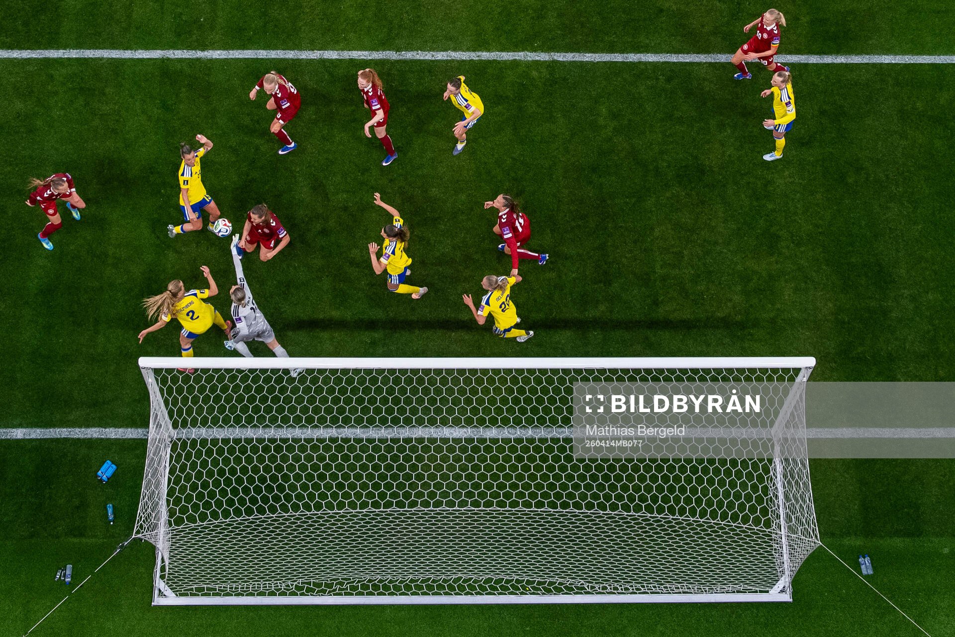 Julia Zigiotti Olme, Smilla Holmberg and goalkeeper