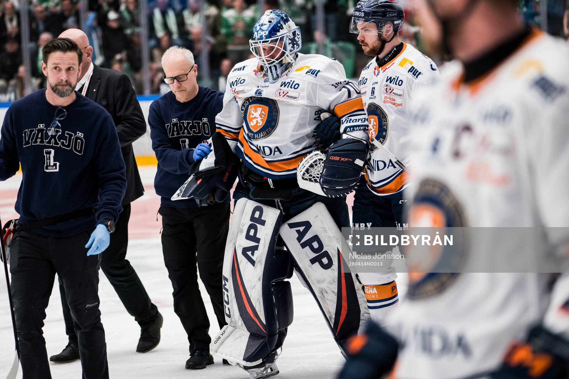 Växjös målvakt Adam Åhman lämnar isen