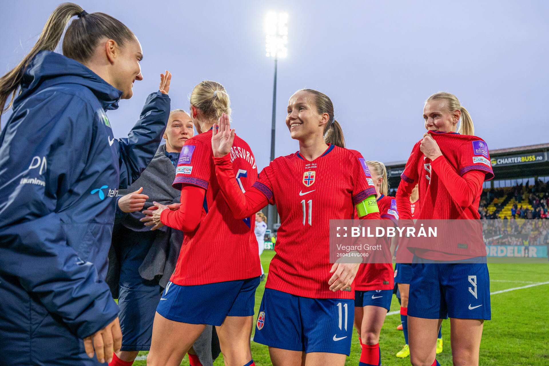 Guro Reiten, Karina Sævik and players of Norway