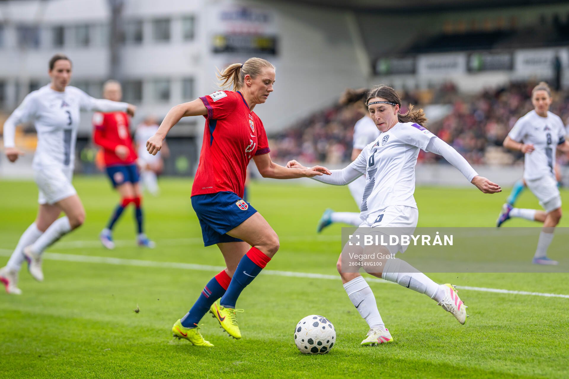 Lisa Naalsund of Norway and Kaja Korosec of Slovenia