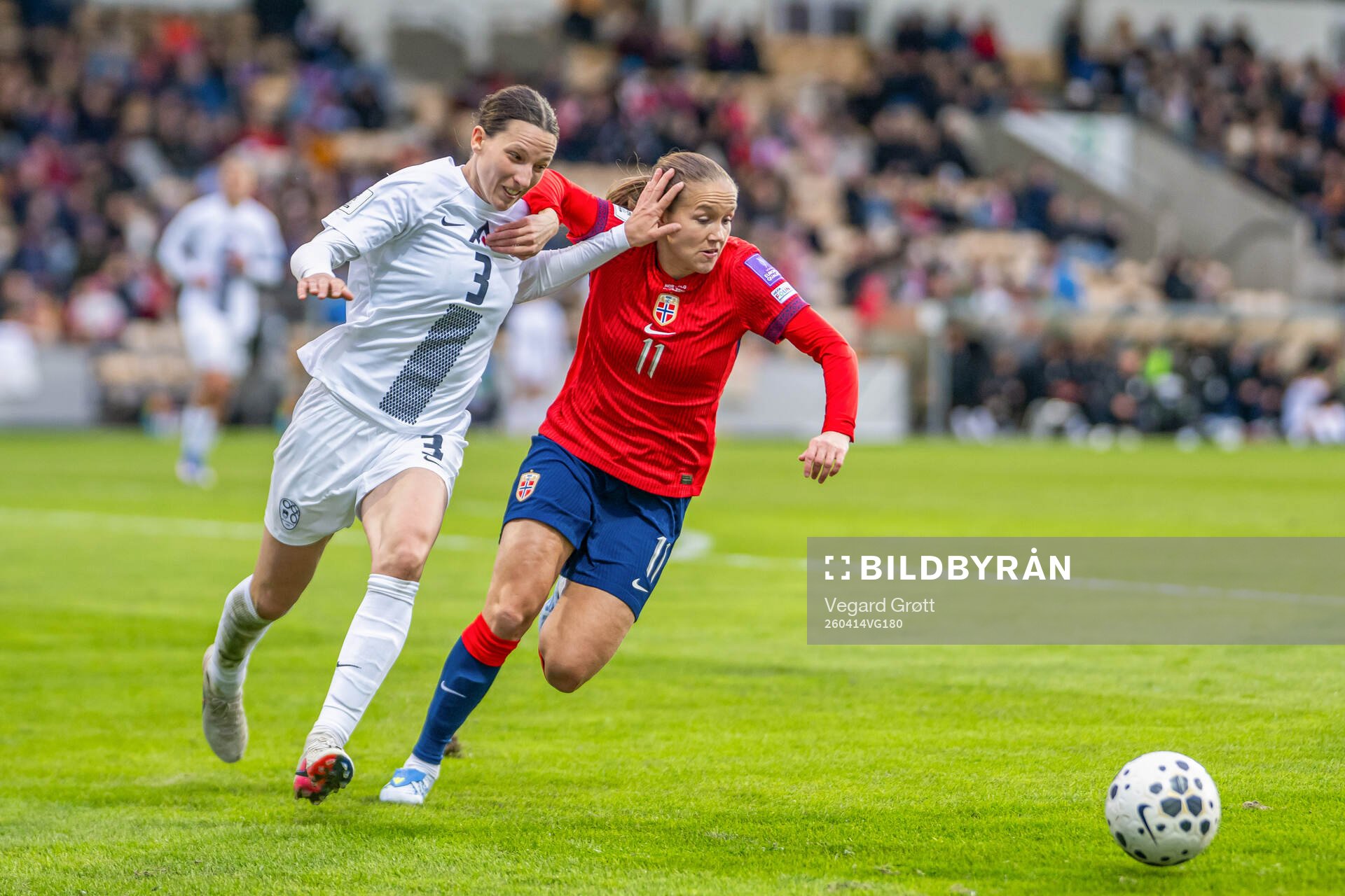 Sara Agrež of Slovenia and Guro Reiten of Norway