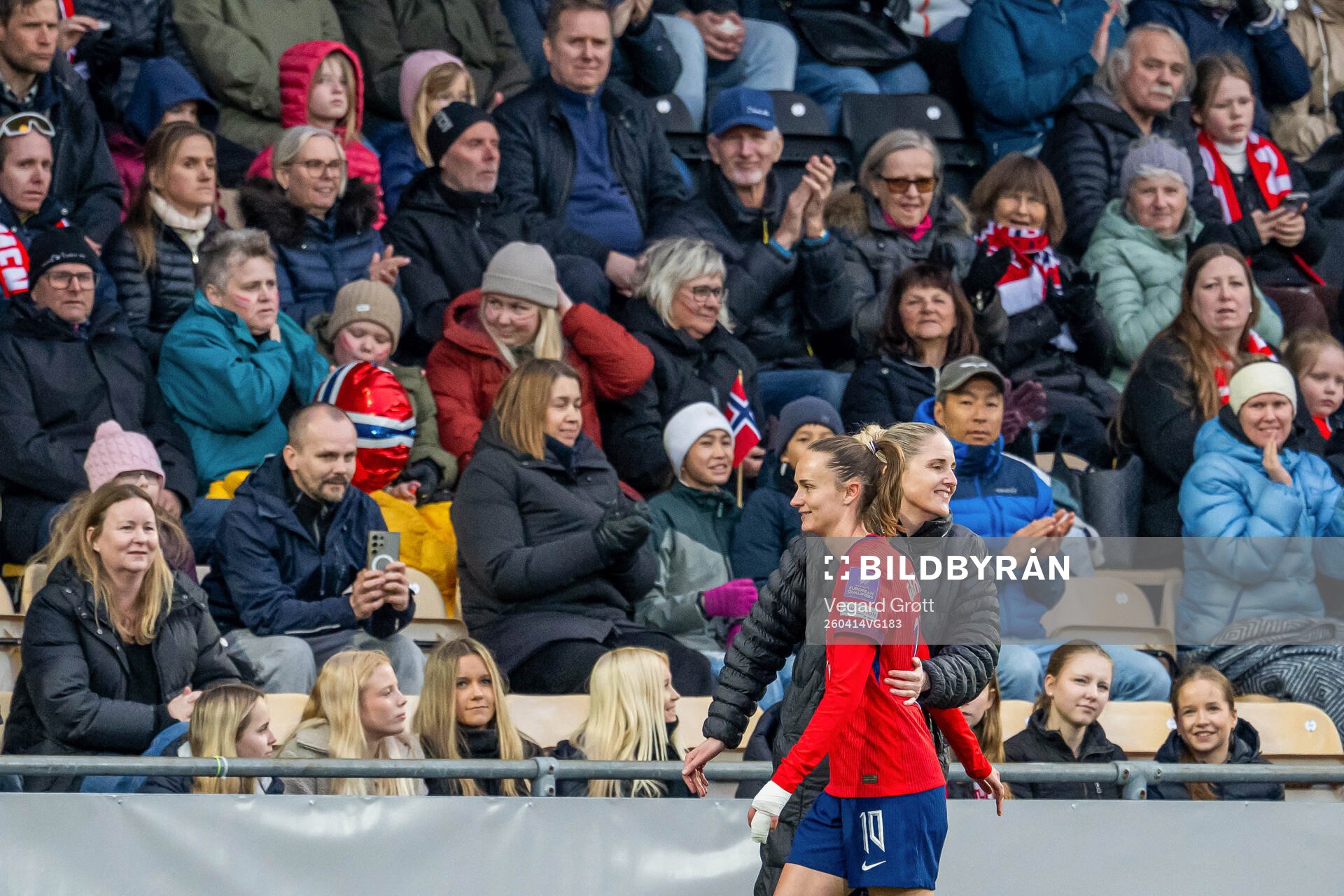 Caroline Graham Hansen and head coach Gemma Grainger of