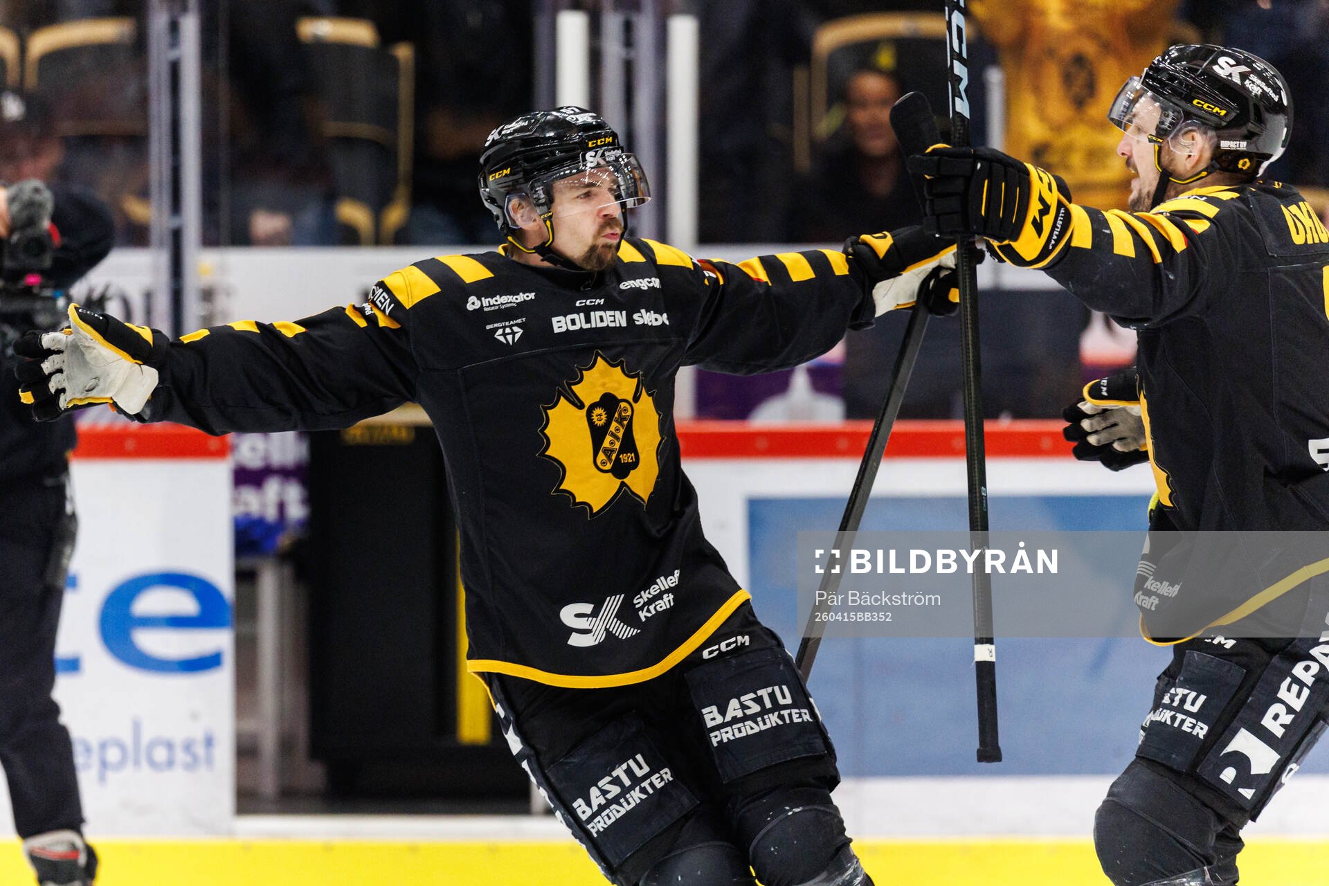 Skellefteås Emil Djuse och Oliver Okuliar jublar