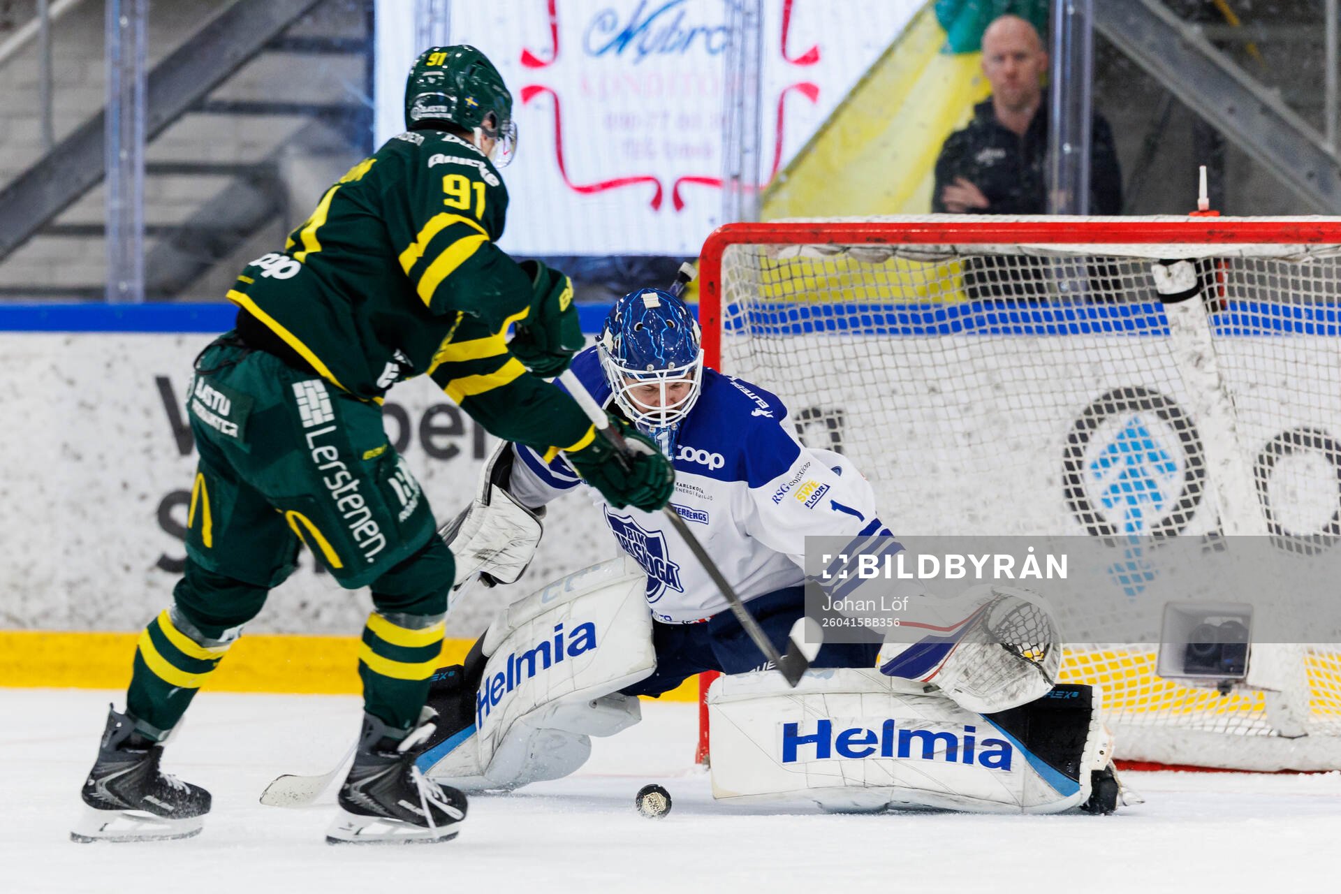 Björklövens Oscar Tellström gör 1-0 bakom Karlskogas