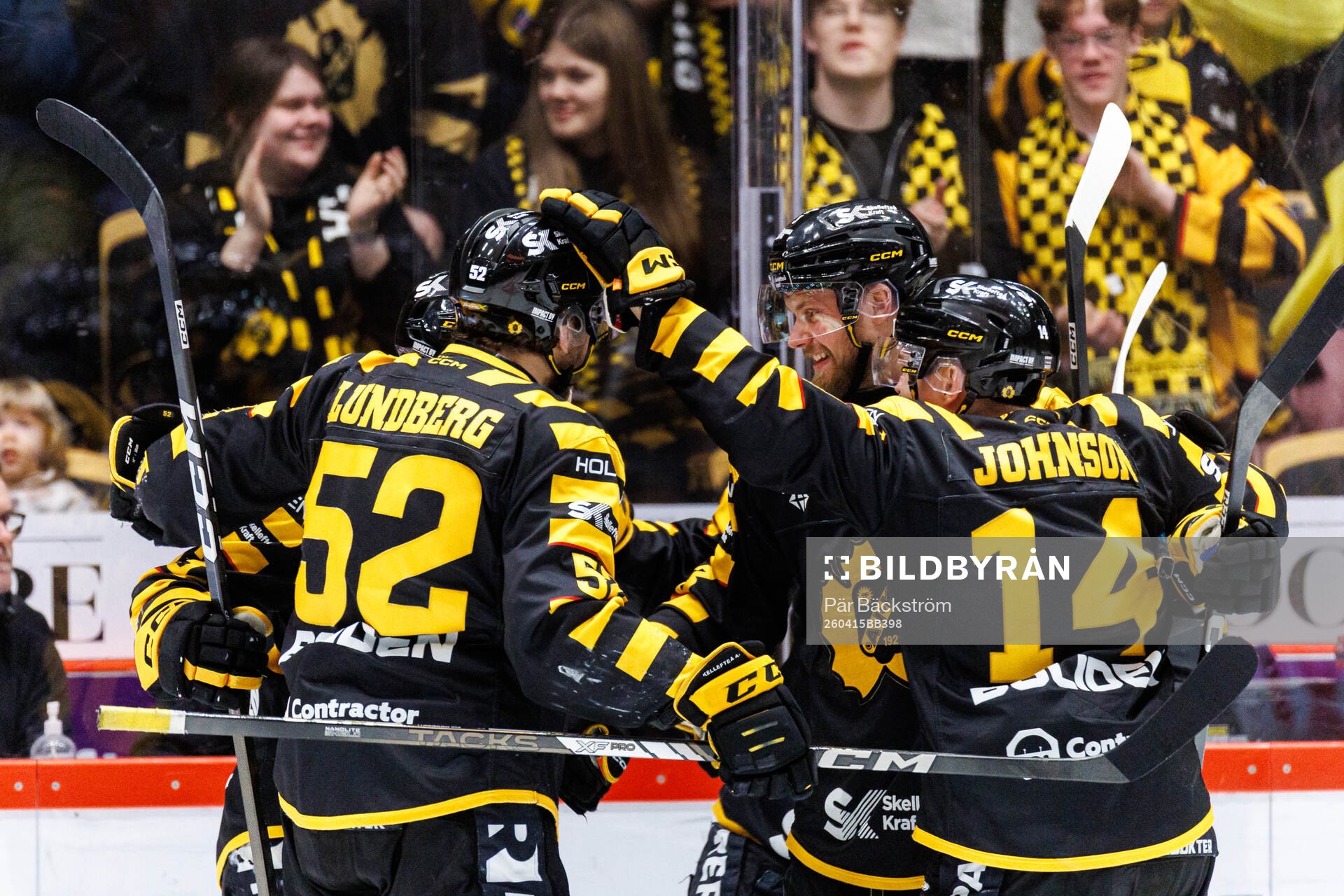 Skellefteås Oliver Okuliar jublar med lagkamrater