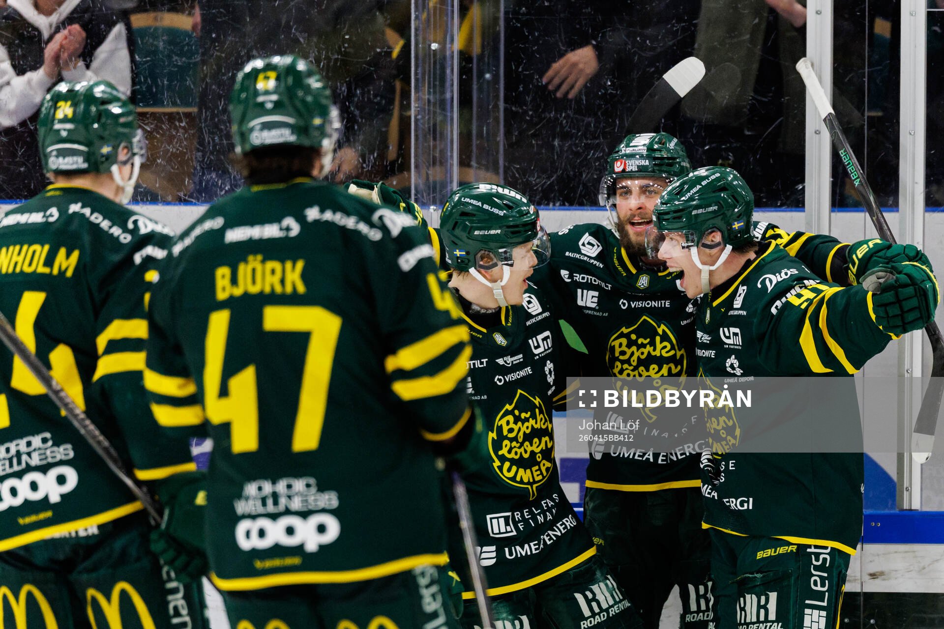 Björklövens Oscar Tellström jublar med lagkamrater