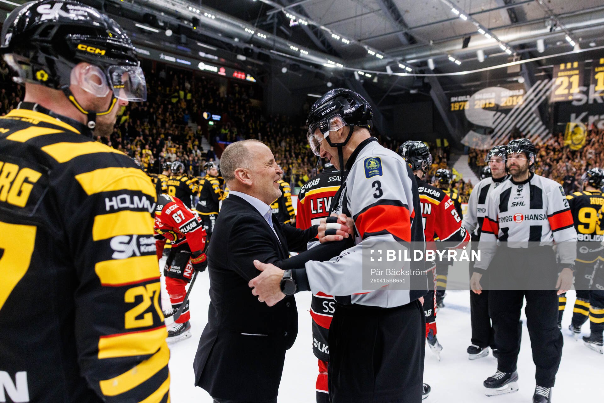 Luleås tränare Thomas Berglund och domare Linus Öhlund
