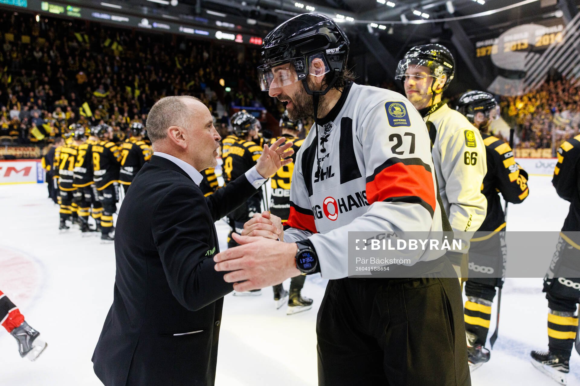 Luleås tränare Thomas Berglund och domare Mikael