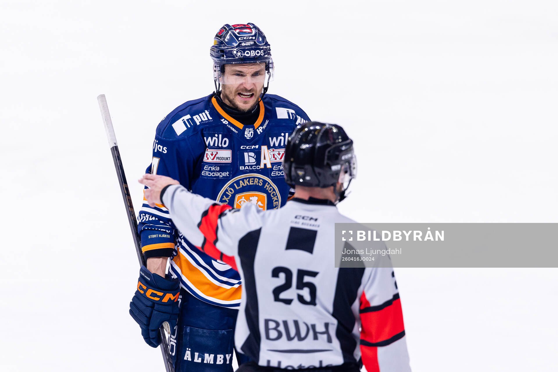 Växjös Keegan Lowe pratar med domare Tobias Björk