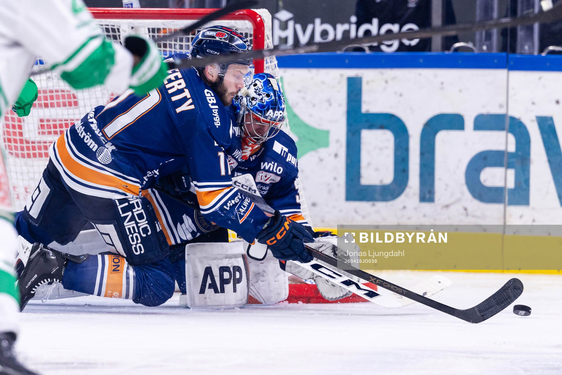 Växjös Brogan Rafferty och målvakt Ludvig Persson